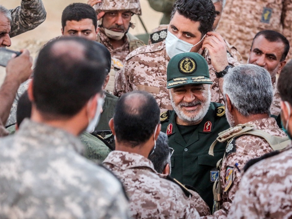 Kepala Korps Pengawal Revolusi Iran Hossein Salami (tengah) menghadiri latihan militer yang dijuluki Payambar-e-Azadm, atau Nabi Besar.