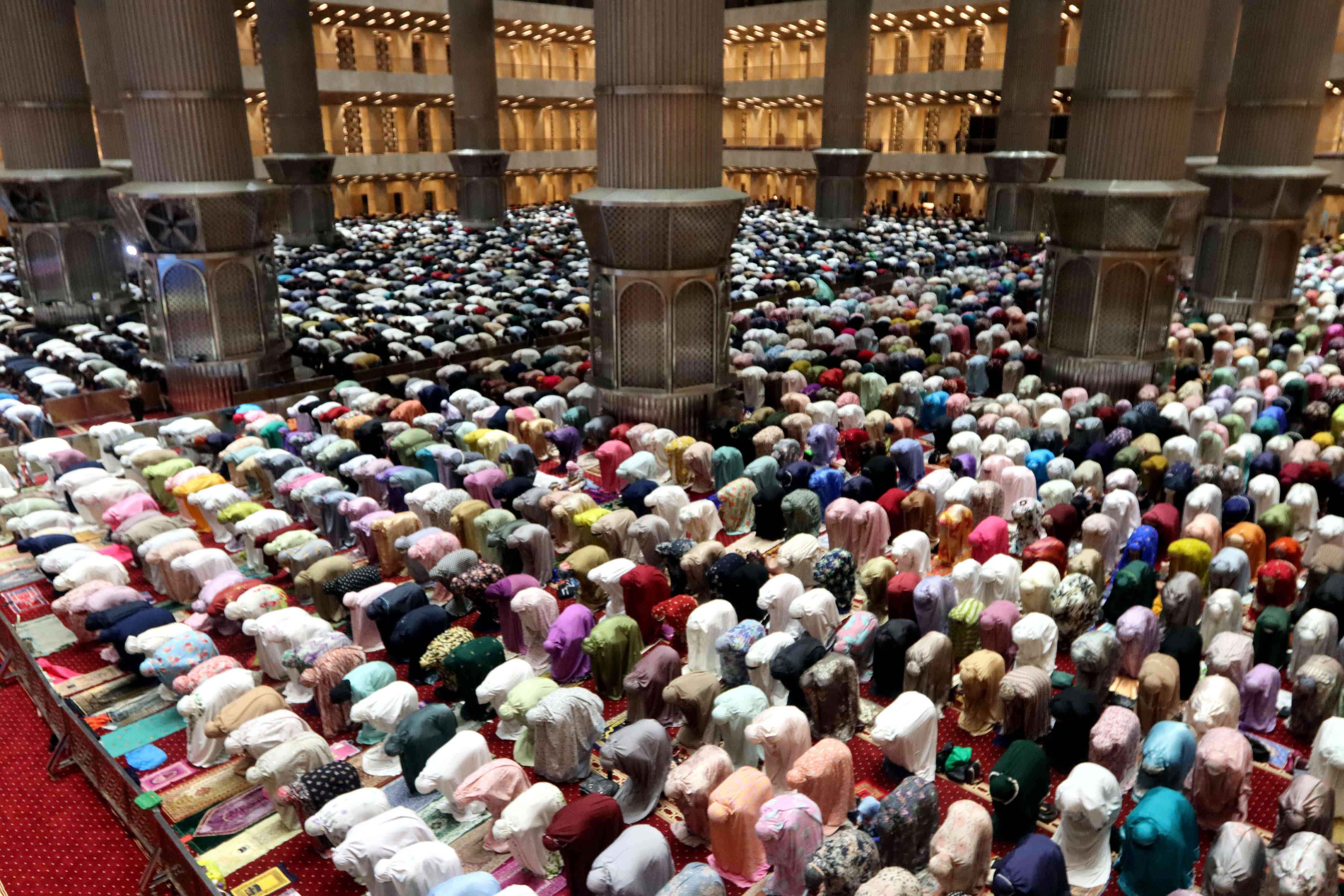  Salat Tarawih Pertama Istiqlal. Umat muslim menunakan salat Tarawih pertama di masjid Istiqlal, Jakarta, Sabtu (2/4/2022). 