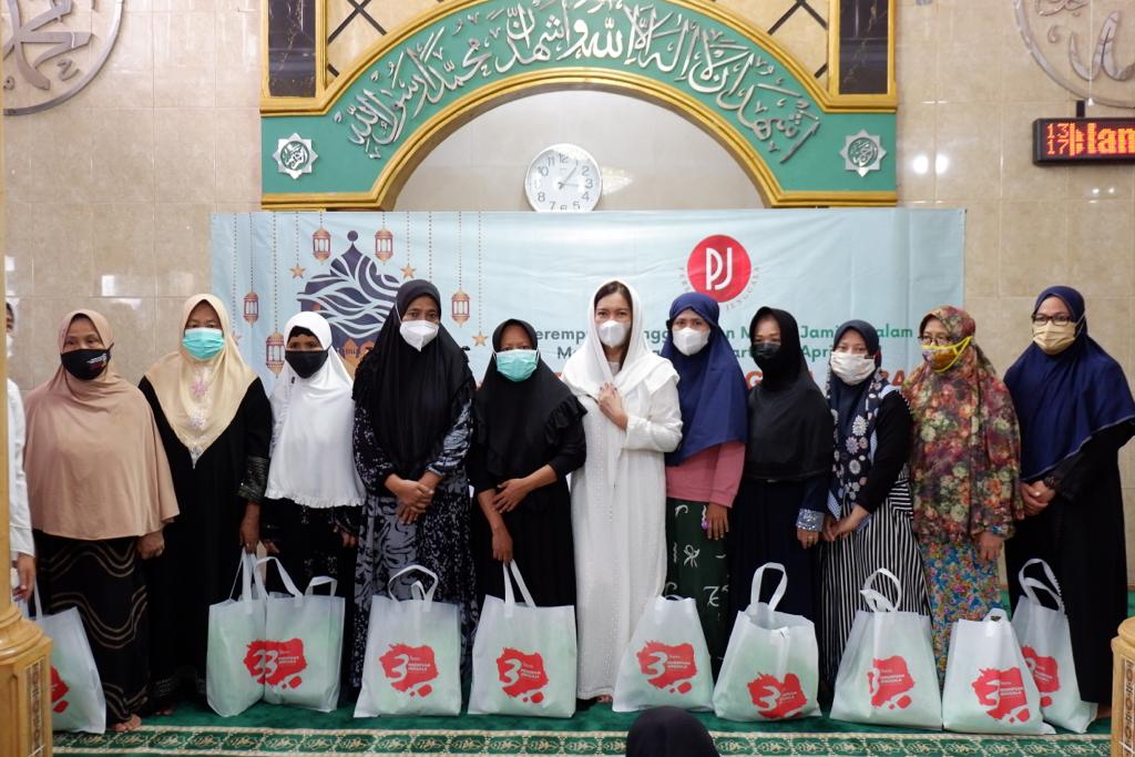 Perempuan Jenggala memberikan donasi kepada dhuafa di Jakarta Timur