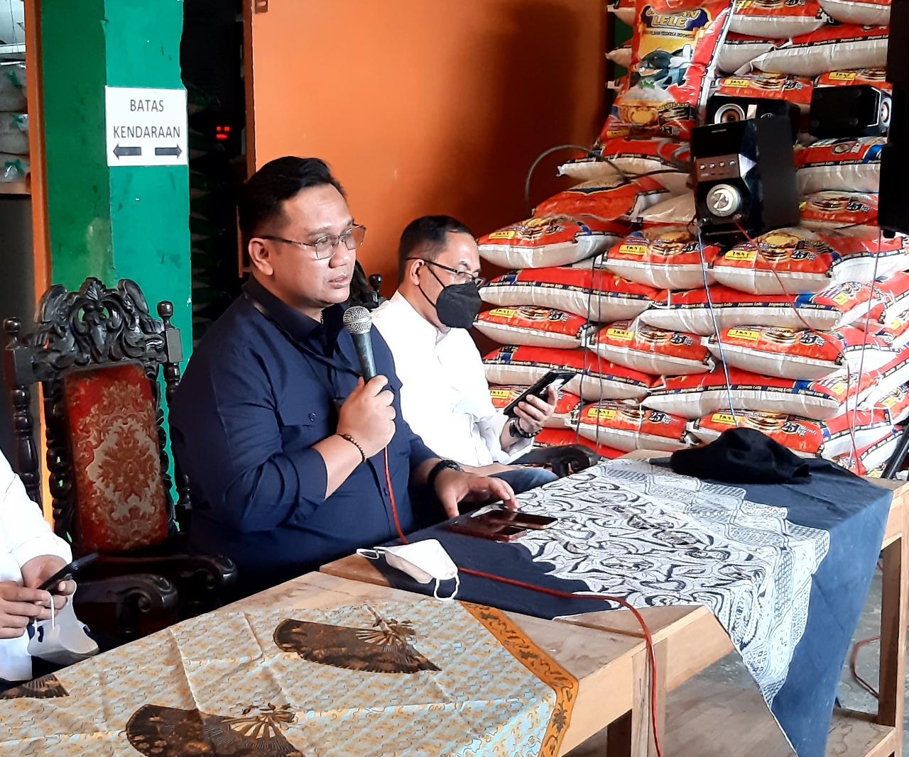 Anggota Ombudsman, Yeka Hendra Fatika, dan Dirjen Tanaman Pangan, Suwandi, melaukan monitoring di Kabupaten Sragen, Jateng. Sabtu (16/4).