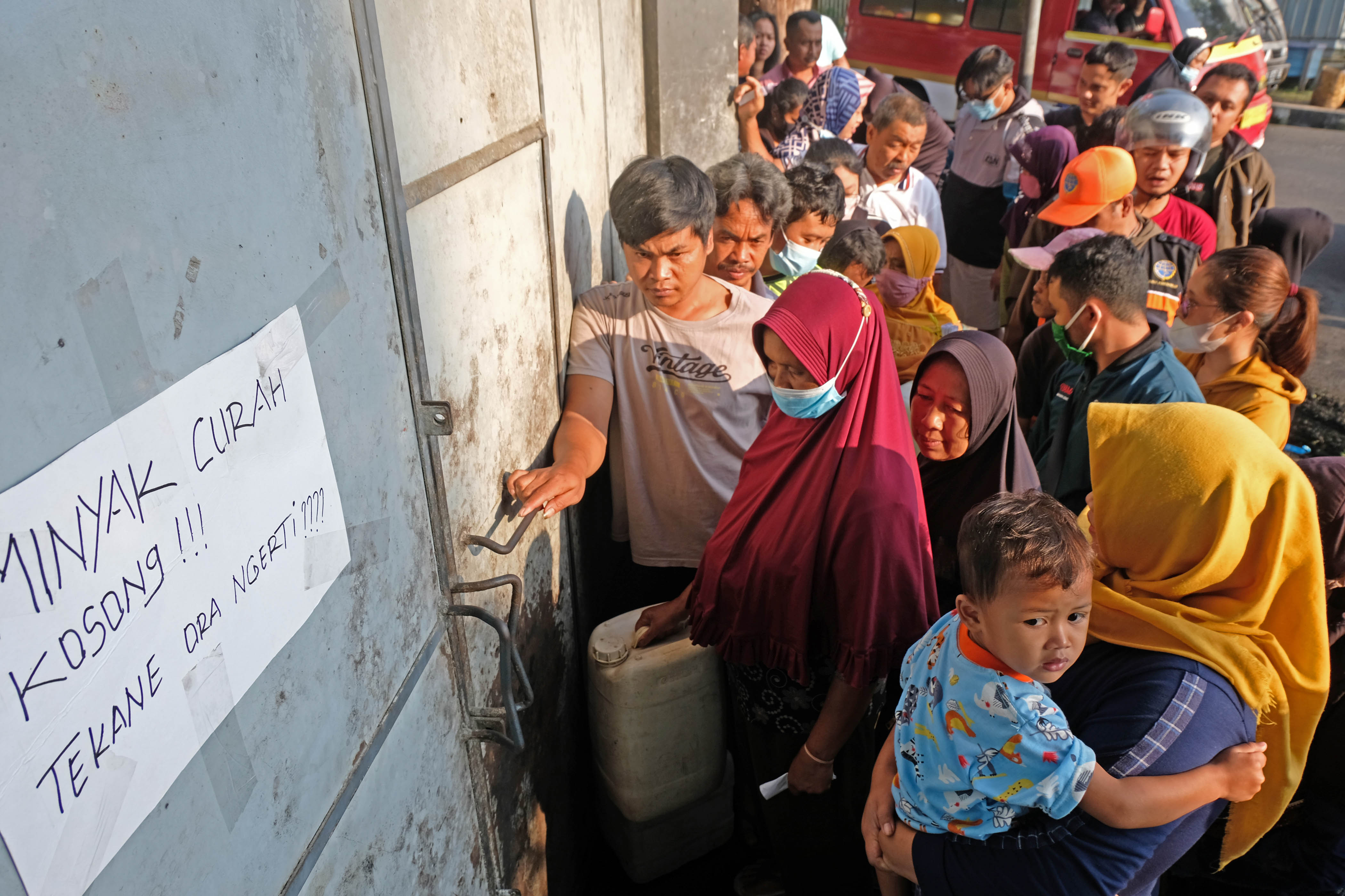 Migor Curah Masih Langka Warga Rela Antre Sejak Dini Hari