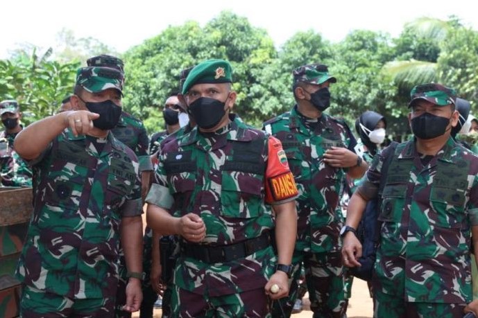 Kepala Staf Angkatan Darat (Kasad) Jenderal TNI Dudung Abdurachman mengecek secara langsung prajuritnya dari Yonif 123/RW