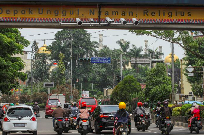 Sejumlah mobil dan sepeda motor di jalan raya.