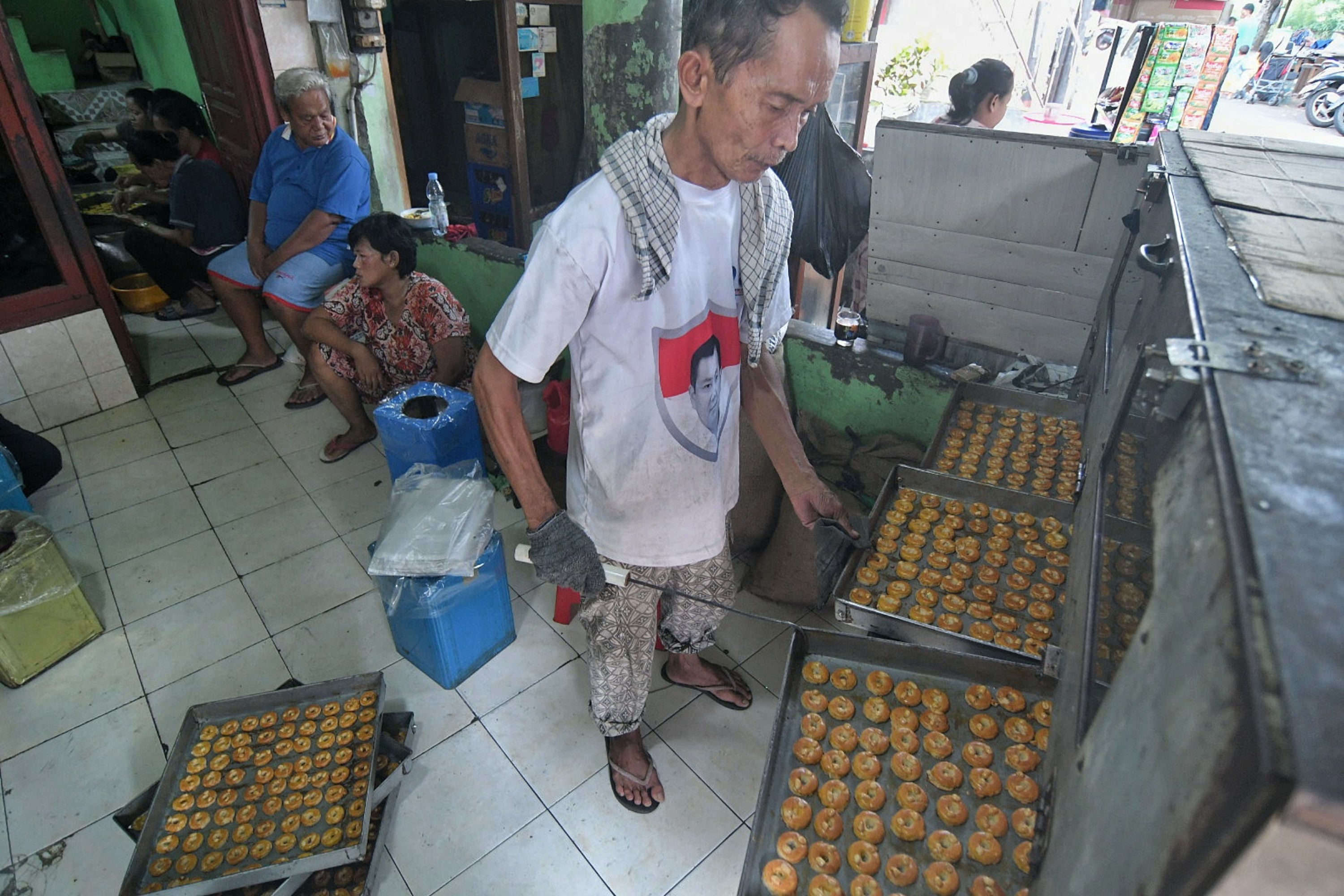 Harga kue kering menjelang lebaran naik karena harga gula di atas harga eceran tertinggi (HET) alias mahal.