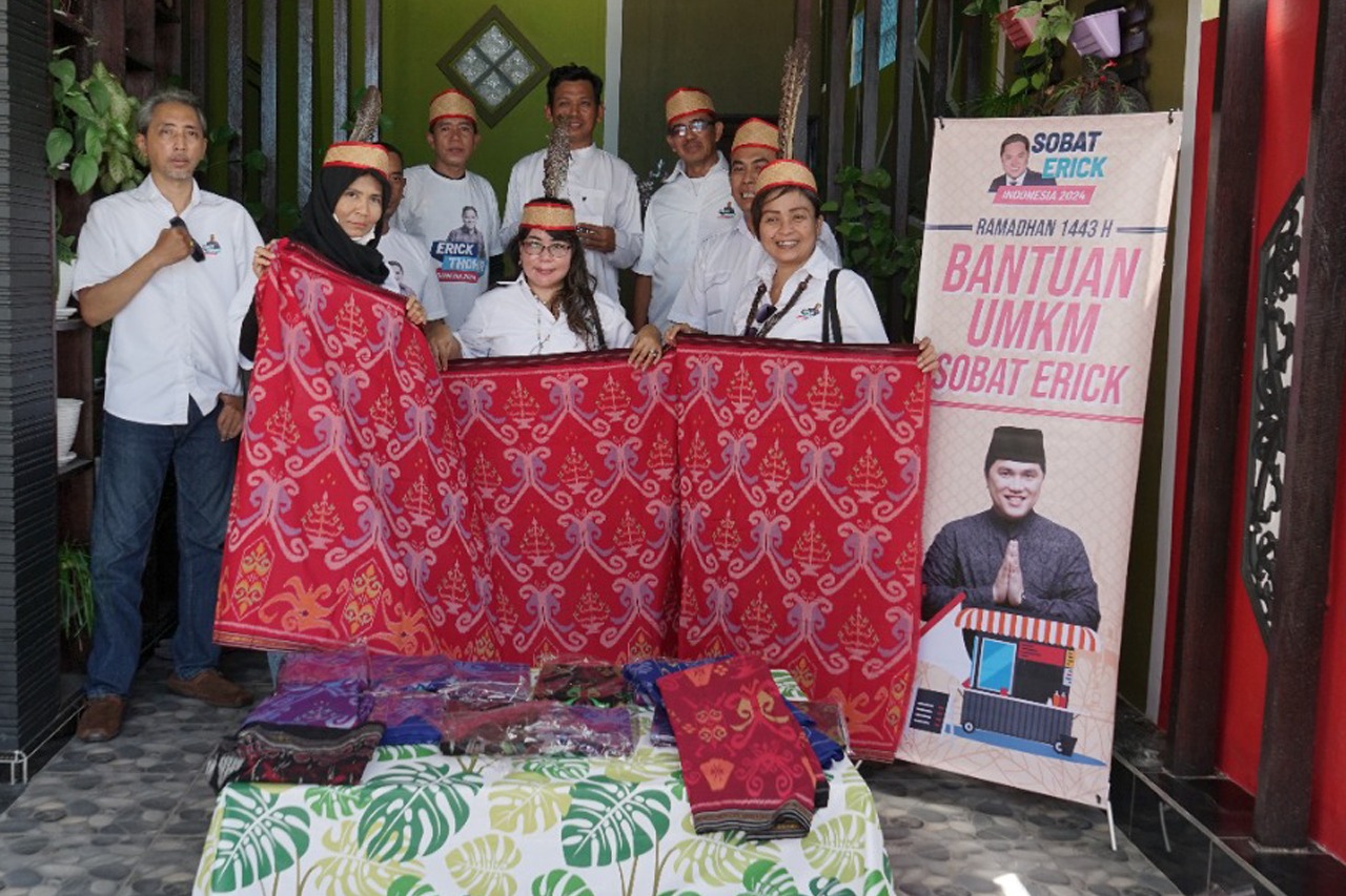 Relawan Sobat Erick memberi bantuan kepada perajin kain tenun khas Kalimantan. 