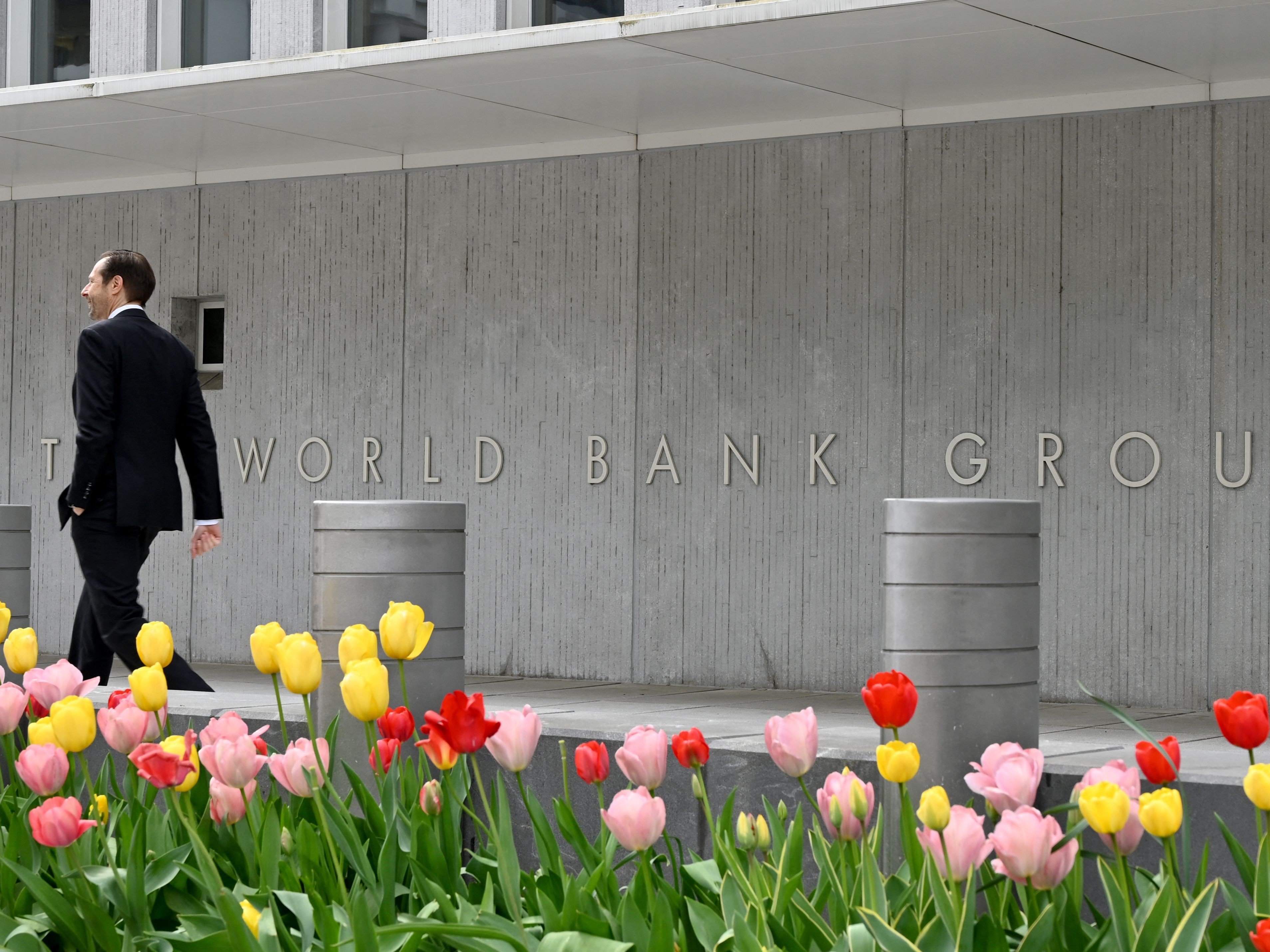 Seorang pria berjalan melewati gedung Bank Dunia di Washington DC pada 21 April 2022.