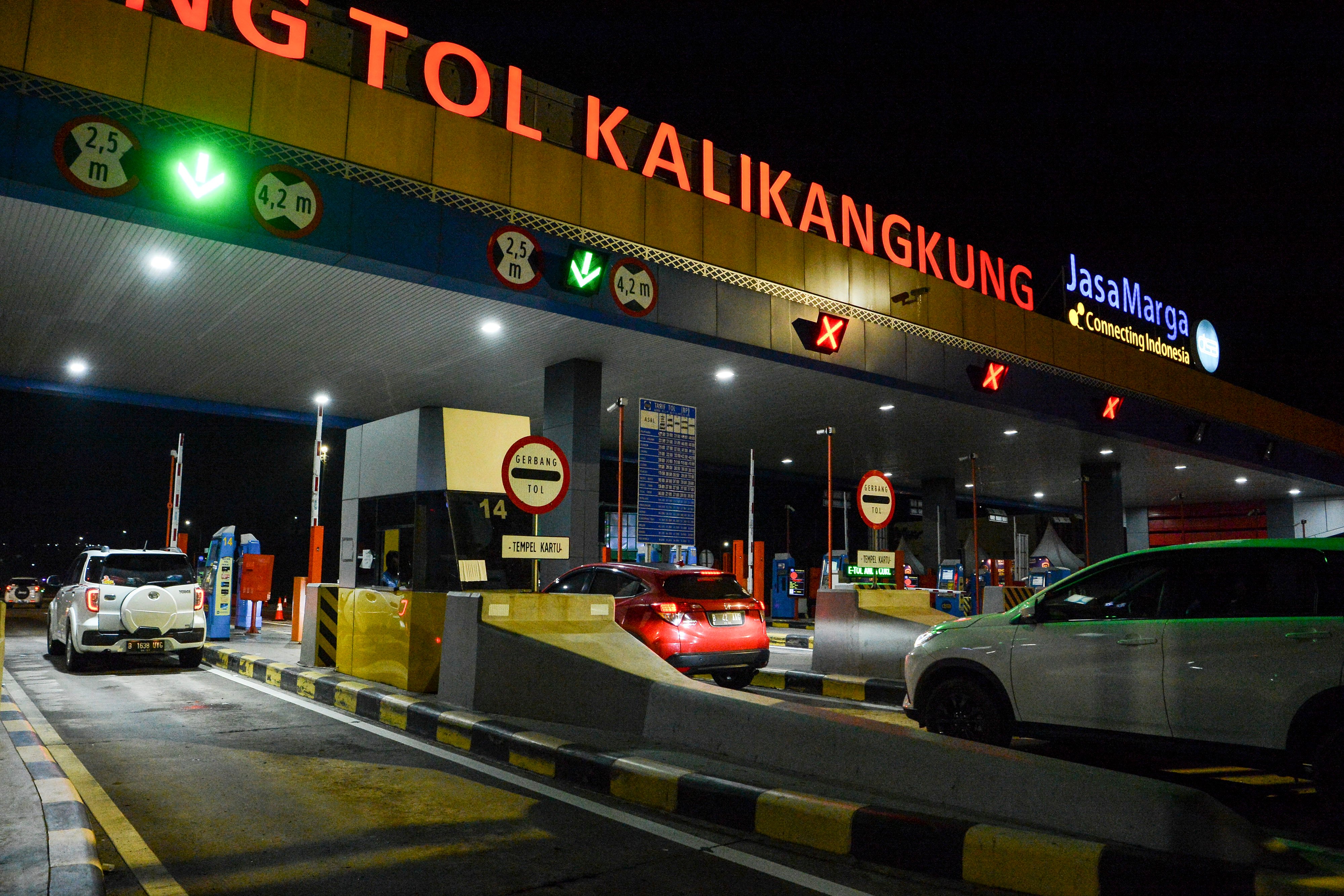 Kendaraan melintas di Gerbang Tol Kalikangkung, Semarang, Jawa Tengah.