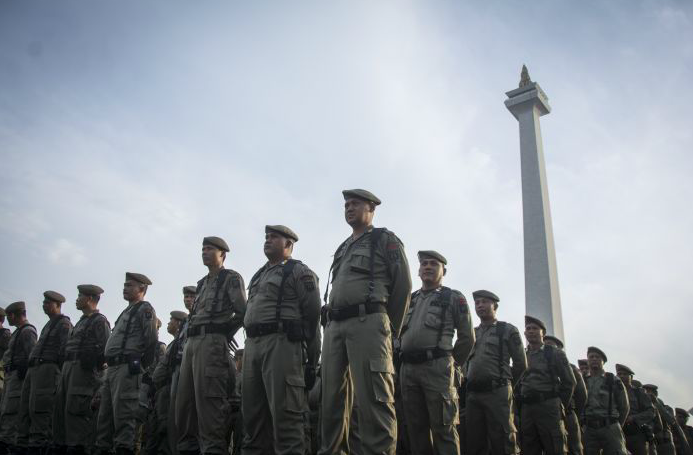 Satpol PP mengikuti Apel Besar Rotasi Satuan Polisi Pamong Praja (Satpol PP) DKI Jakarta di Monumen Nasional (Monas), Jakarta. 