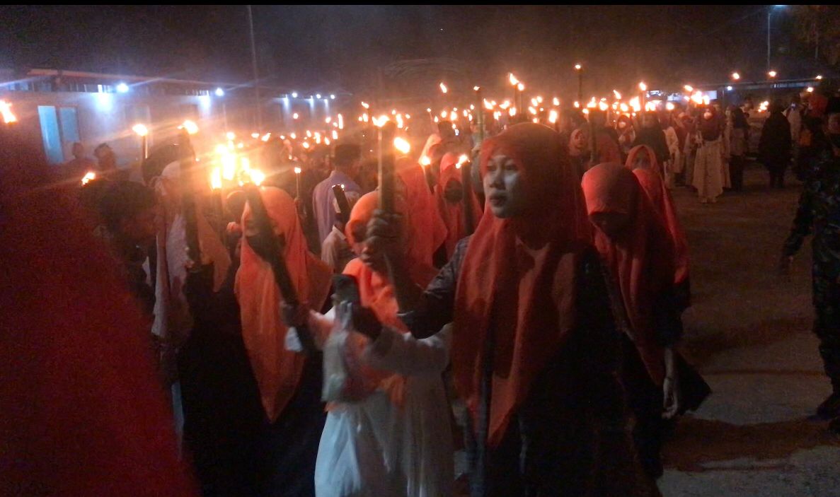 Warga Palu Utara menggelar pawai obor sambut Ramadan