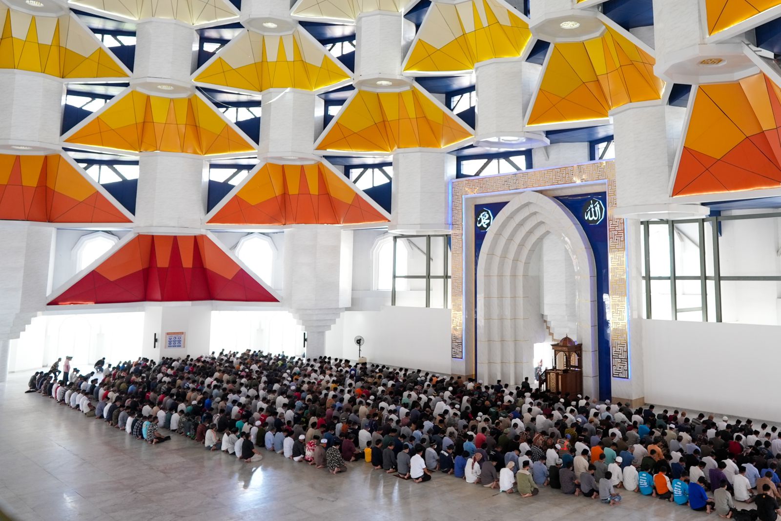 Masjid 99 Kubah Makassar, Sulawesi Selatan.