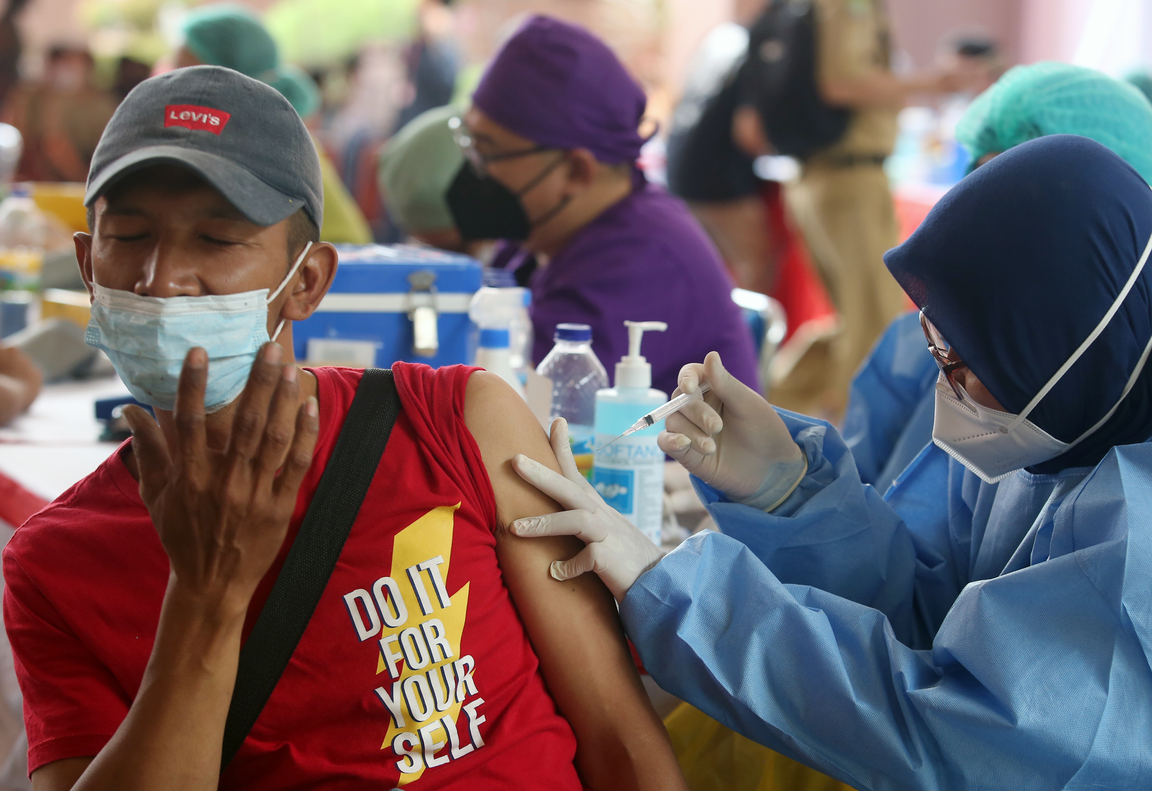 Petugas kesehatan menyuntikan vaksin penguat (booster) covid-19 kepada seorang warga di Puspem Kota Tangerang, Tangerang, Banten.