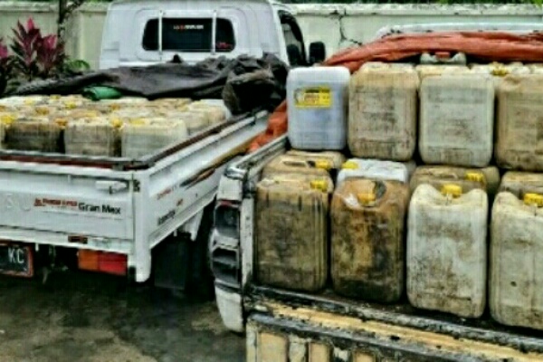 Barang bukti solar subsidi yang diselewengkan penyalurannya disita Polres  Bolaang Mongondow (Bolmong), Sulawesi Utara (Sulut), Senin (4/4)