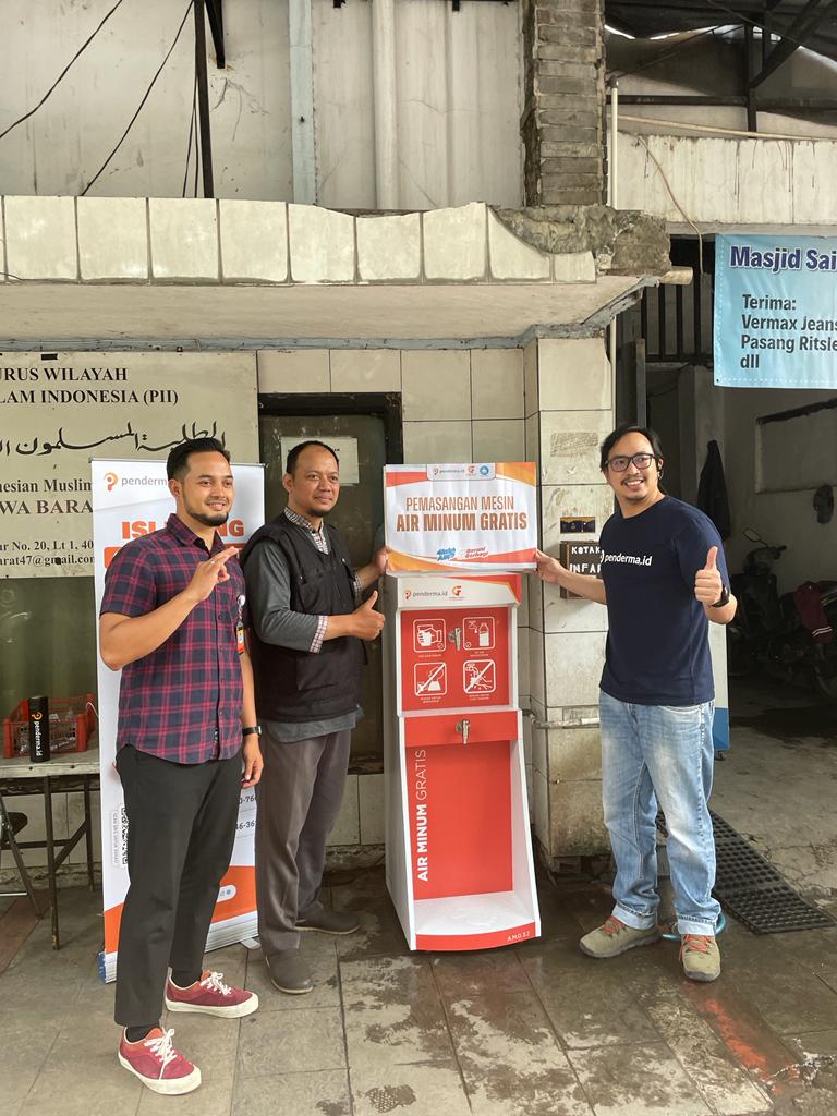 Penderma.id mendonasikan  Mesin Air Minum Gratis (AMG) untuk digunakan jamaah Masjid Transit Saifuddaulah, Bandung