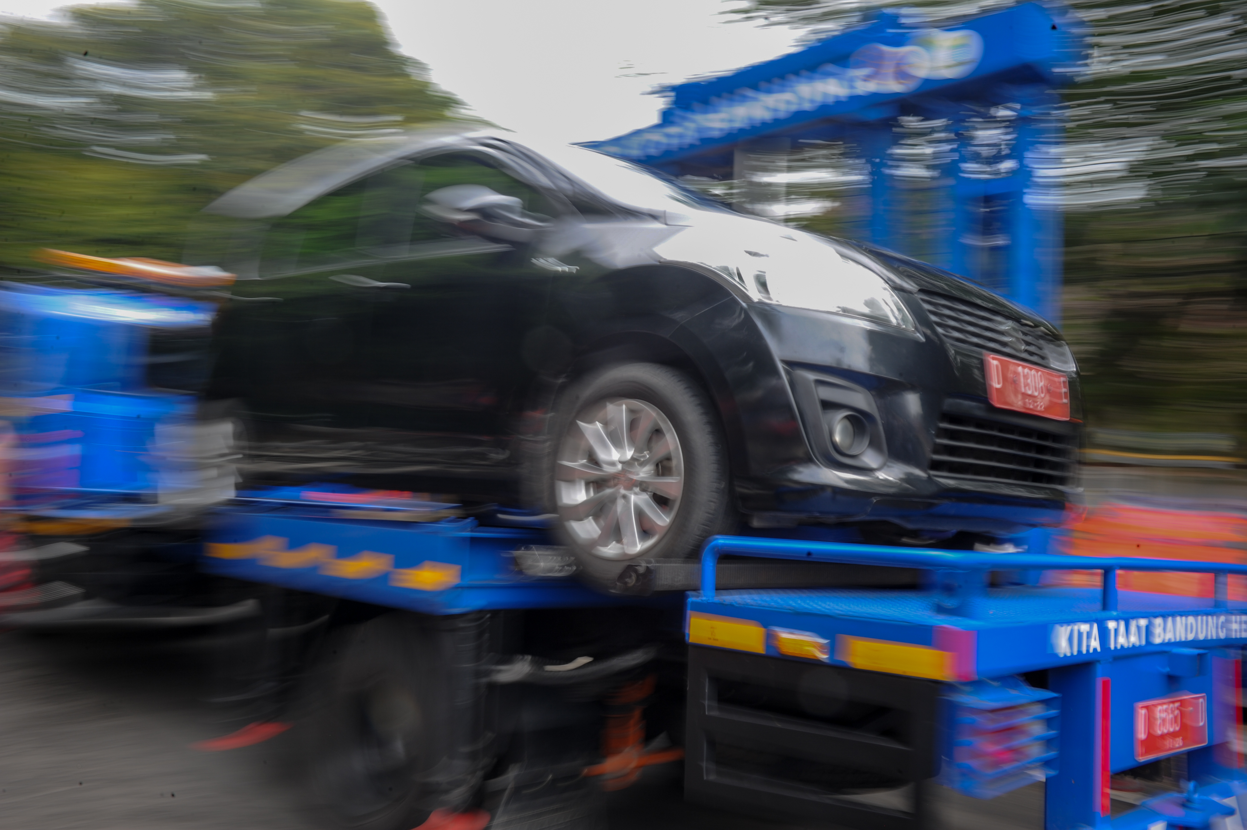 Petugas mengoperasikan mobil derek untuk membawa mobil dinas di Bandung, Jawa Barat.