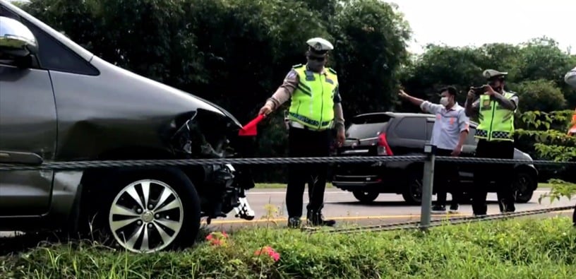 Mengantuk, Pemudik Tabrak Pembatas Jalan Tol