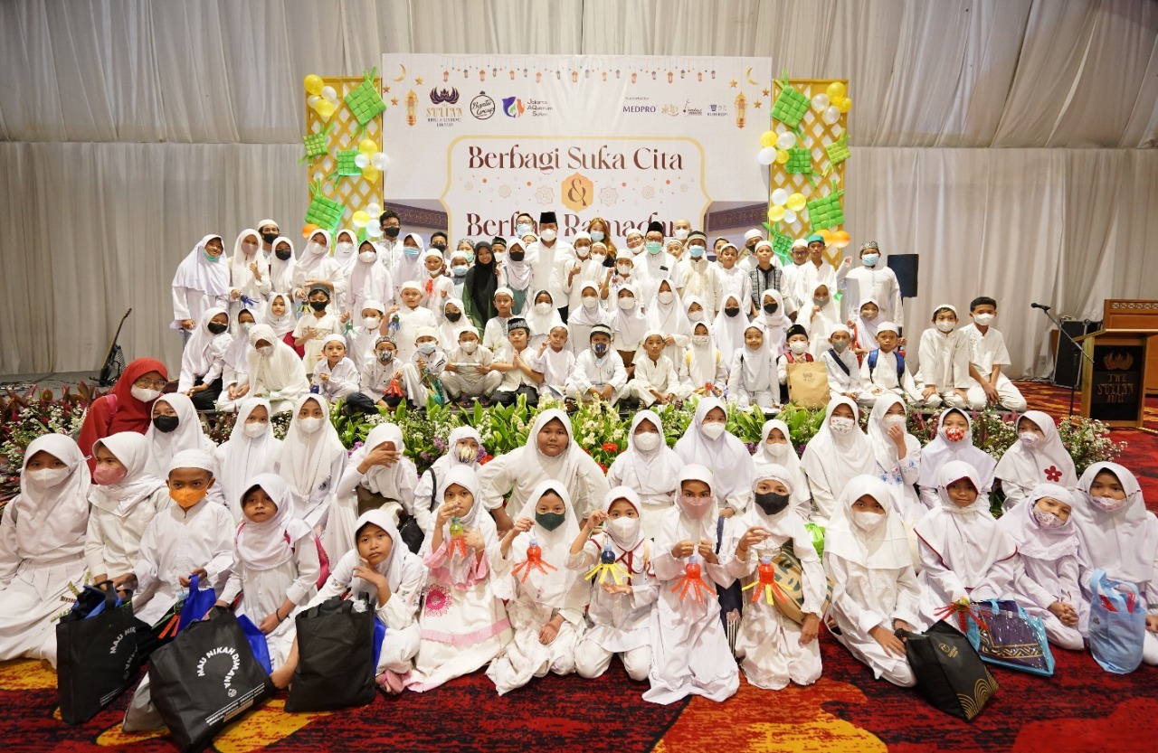The Sultan Hotel & Residence Jakarta mengadakan acara buka puasa bersama dengan anak yatim piatu dan dhuafa.