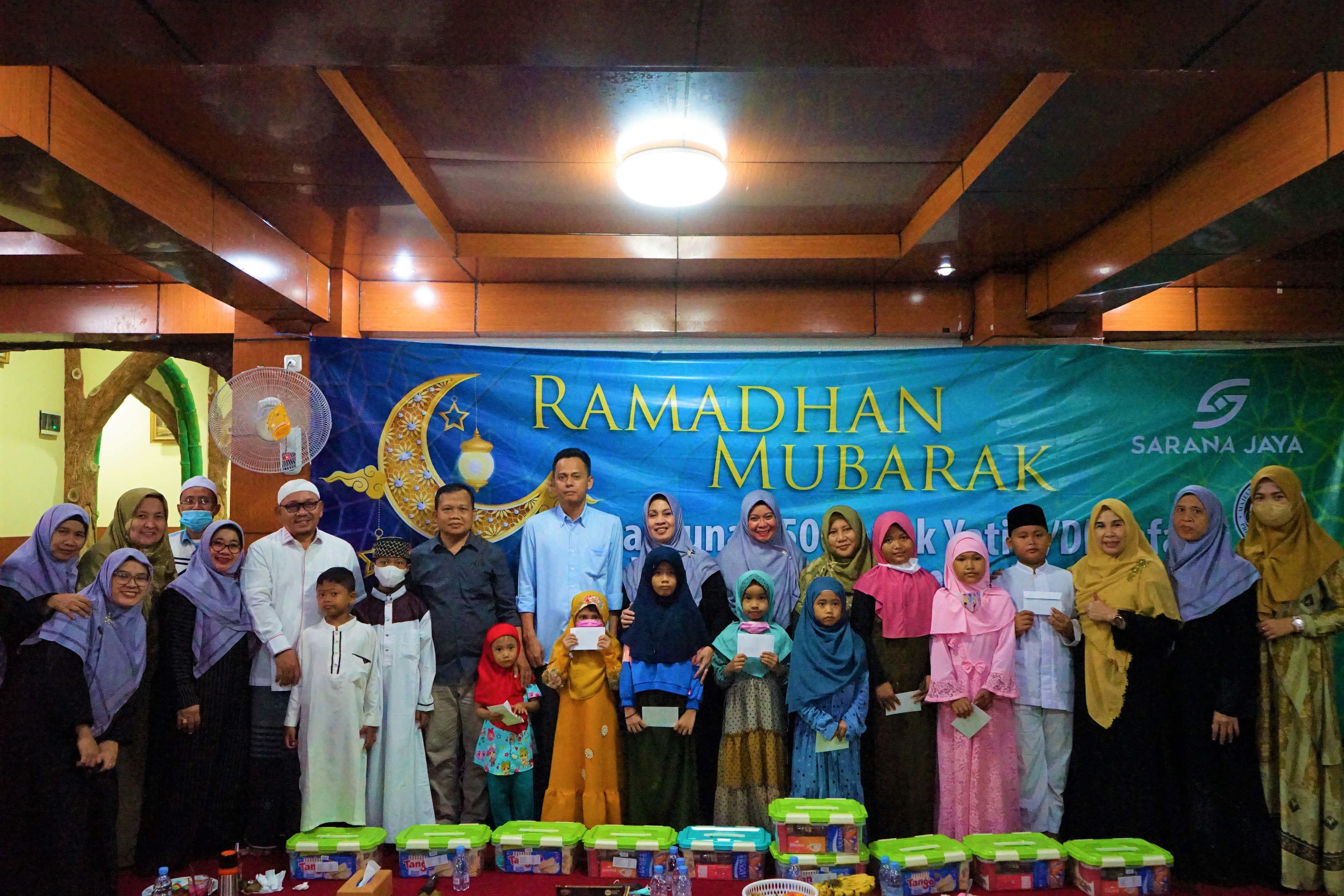 Sarana Jaya memberikan santunan kepada 500 anak yatim piatu dan dhuafa yang tersebar di 5 Wilayah Kota Administrasi DKI Jakarta. 