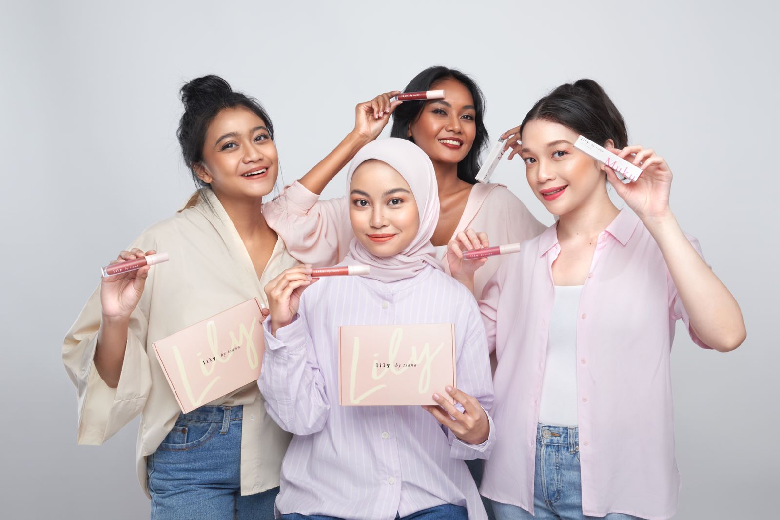 Penulis dan podcaster, Nadhifa Allya Tsana (tengah), atau yang dikenal dengan nama pena 'Rintik Sedu' menunjukkan produk kosmetiknya.