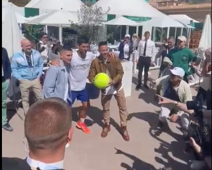 Novak Djokovic berpose dengan Marco Verratti dan Neymar 