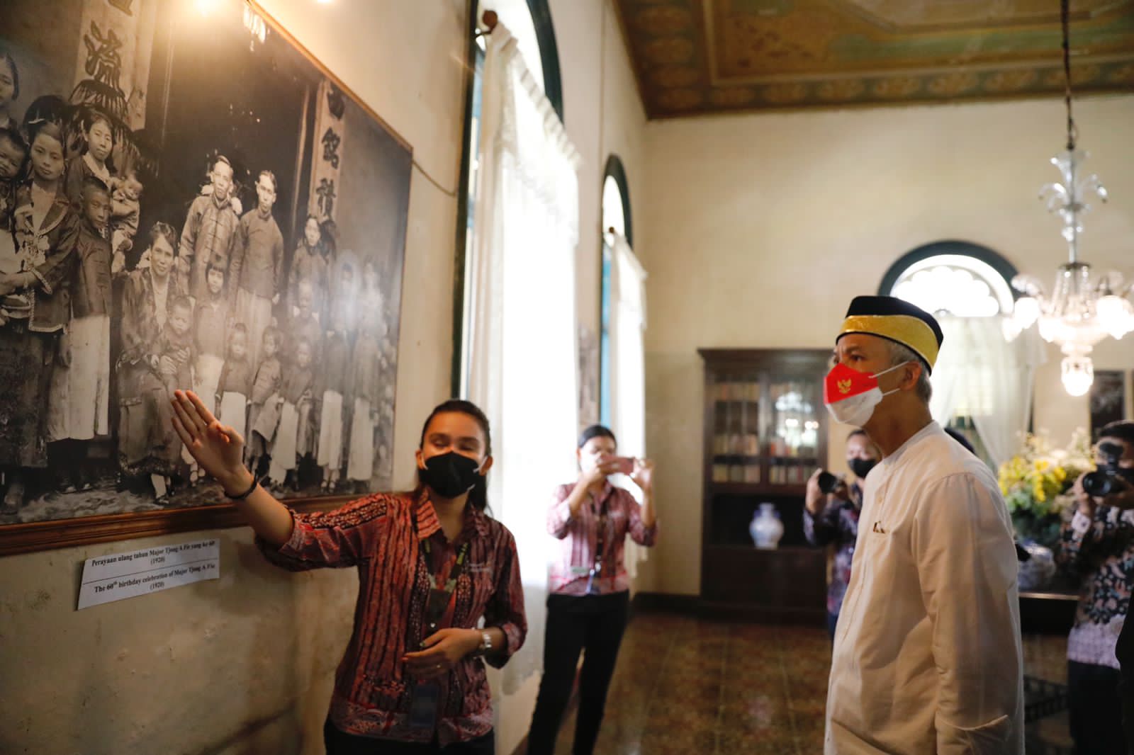 Ganjar Pranowo saat melihat Museum Al-Washliyah di Kesawan, Kecamatan Medan Baru, Kota Medan, Sumatera Utara, Jumat (8/4)