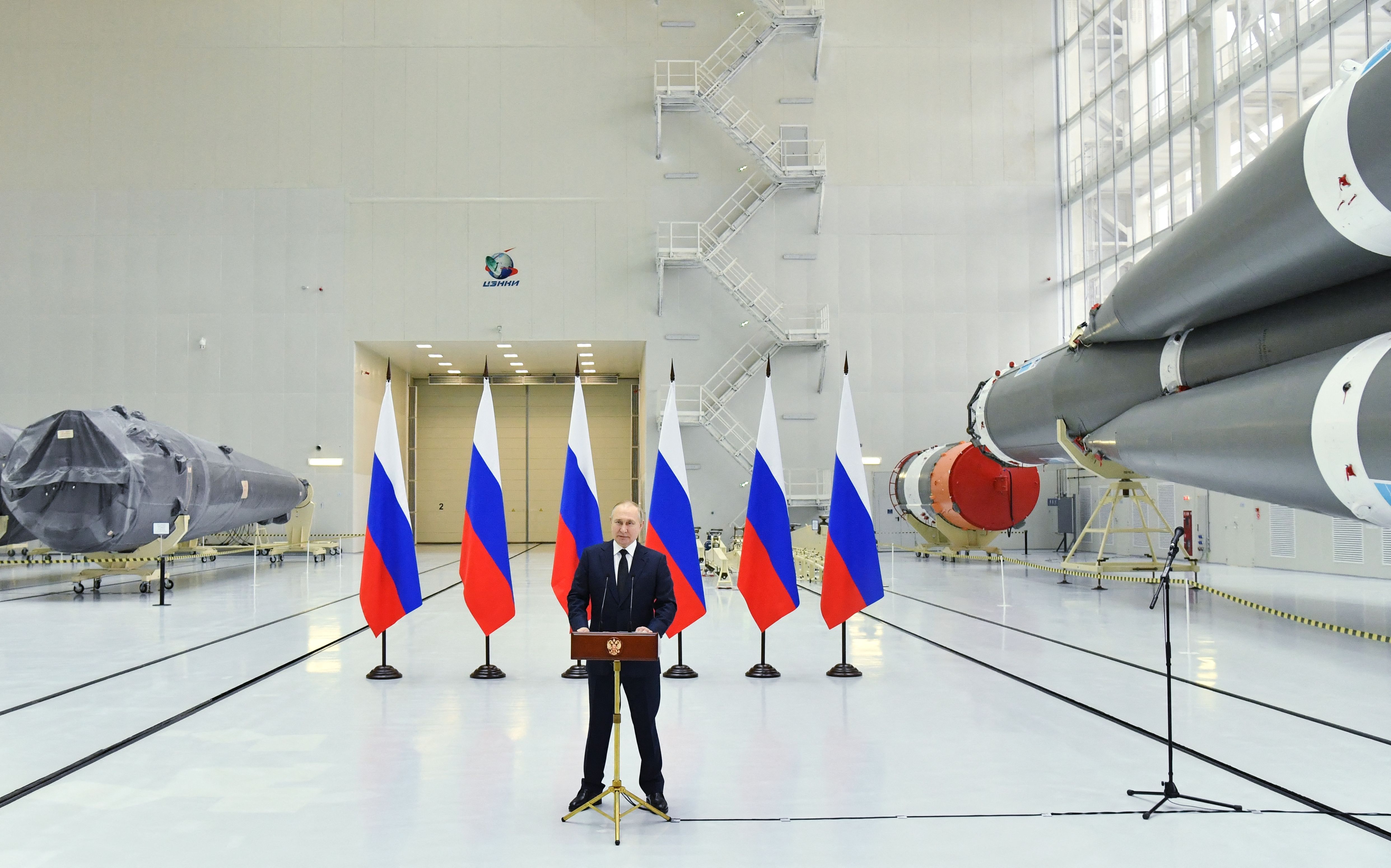 Presiden Rusia Vladimir Putin menyampaikan pidato saat kunjungan ke Kosmodrom Vostochny, sekitar 180 km utara Blagoveschensk, Amur, Rusia.