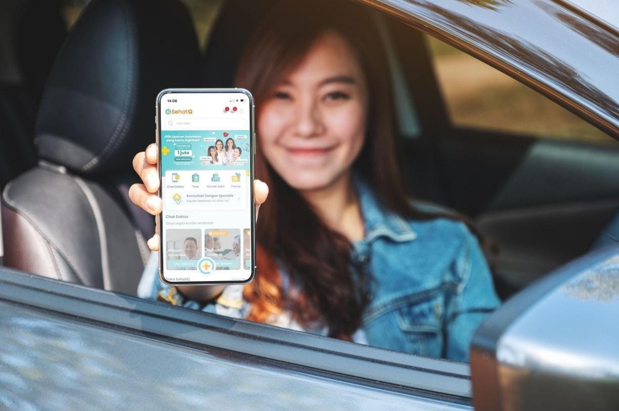 Ilustrasi. Seorang pengendara menunjukkan aplikasi kesehatan SehatQ.