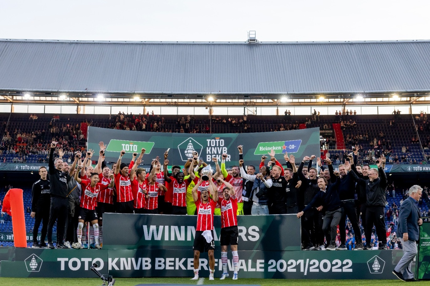 Para pemain PSV merayakan keberhasilan mereka menjadi juara KNVB Beker.
