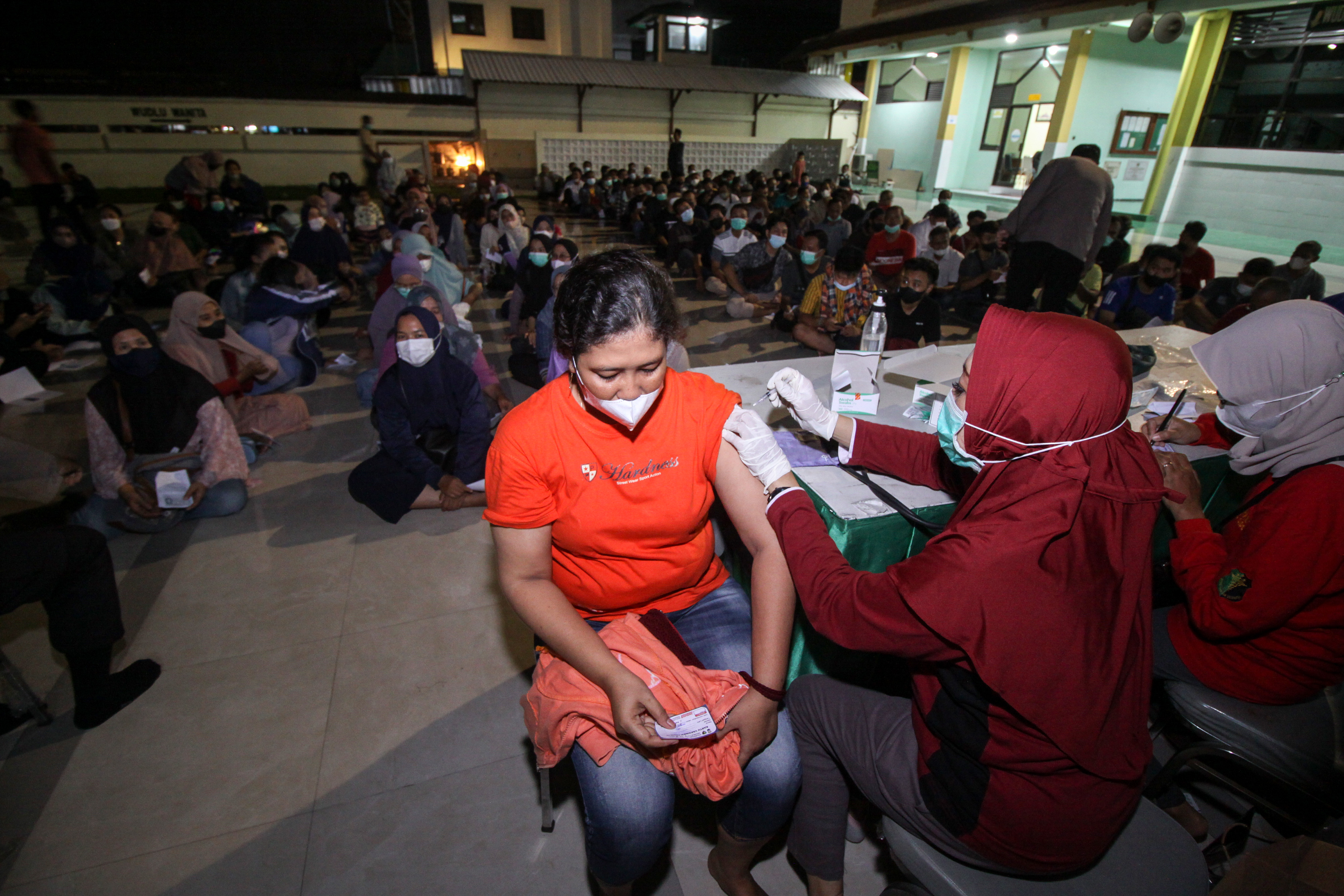 Petugas menyuntikkan vaksin covid-19 dosis ketiga (booster) kepada warga di Masjid Agung Sidoarjo, Jawa Timur.