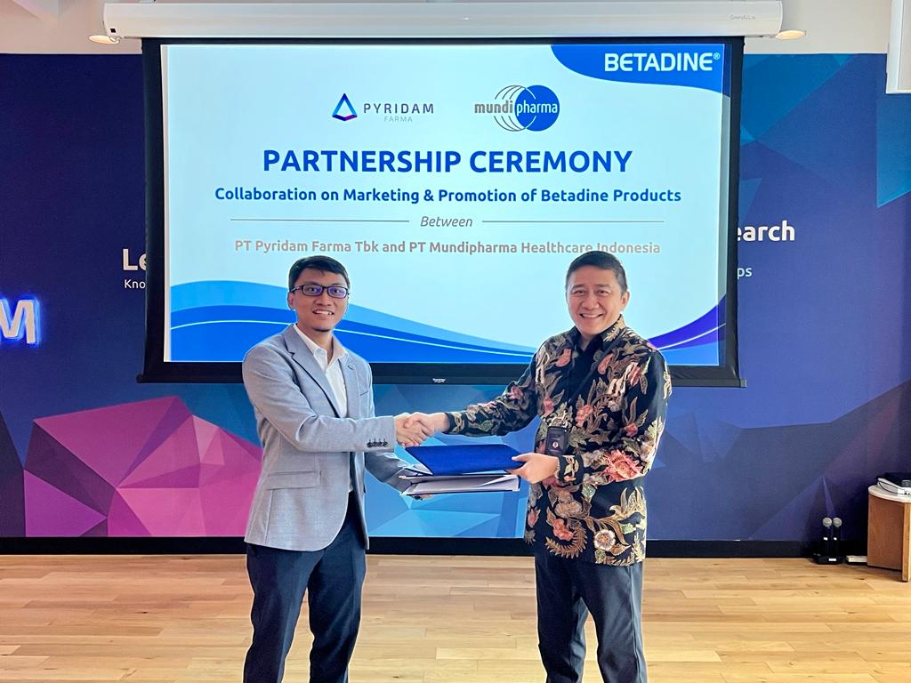 Country Lead Mundipharma Healthcare Indonesia, Handaka (kiri) bersama CEO Pyrdam Farma Group Lee Yan Gwan.