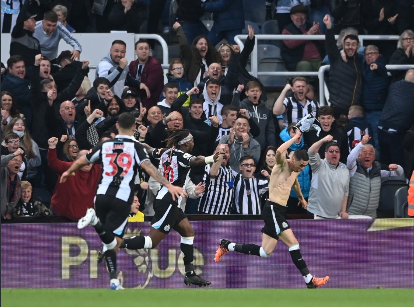 Pemain Newcastle United Miguel Almiron (kanan) melakukan selebrasi usai mencetak gol ke gawnag Crystal Palace di laga Liga Primer Inggris. 