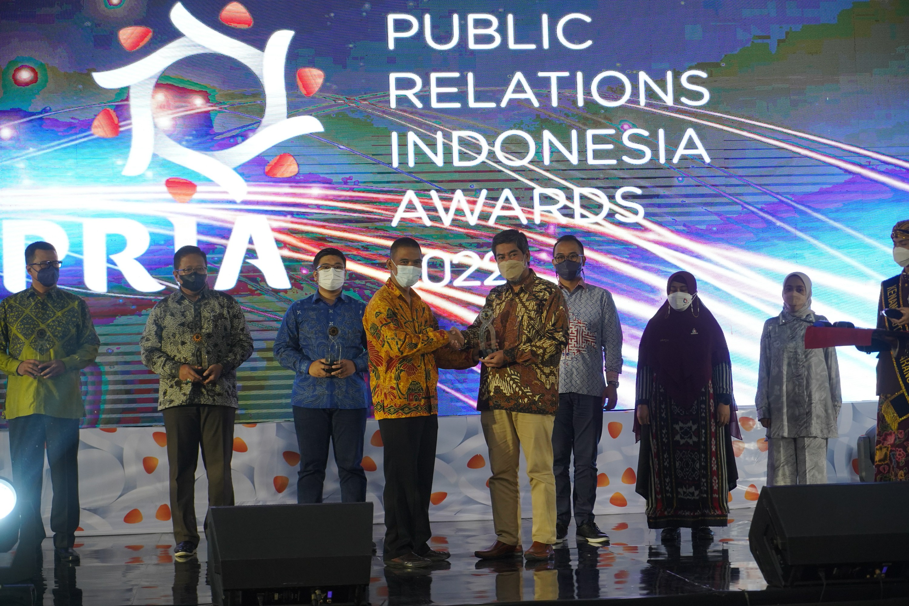 Kepala Departemen Komunikasi & Hukum PTSG menerima penghargaan Silver Winner Annual Report pada PRIA 2022.