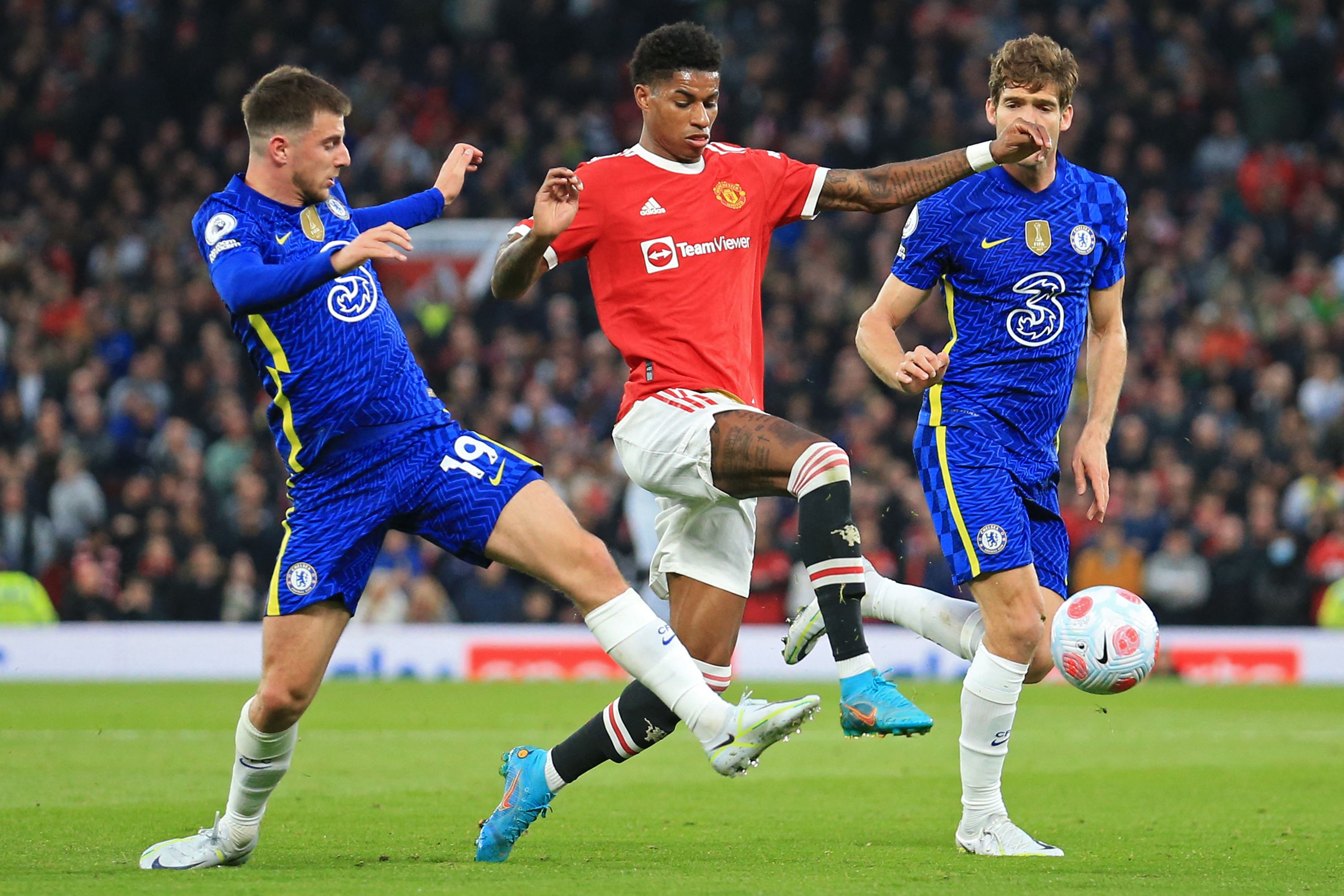 Striker Manchester United Marcus Rashford (tengah) diapit pemain Chelsea dalam laga Liga Primer Inggris di Old Trafford, Jumat (29/4).