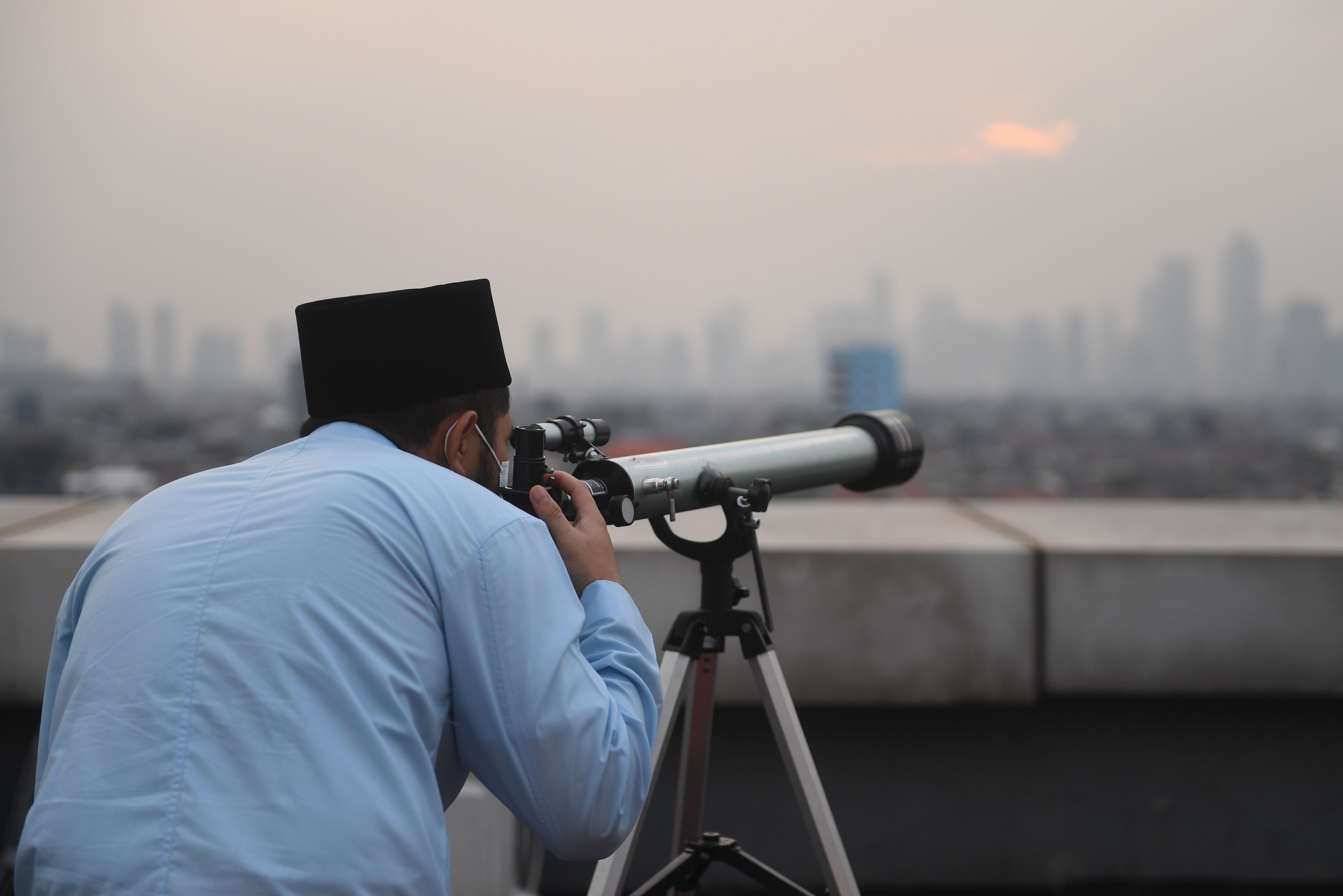 Petugas memantau hilal di Kantor Wilayah Kementerian Agama Provinsi DKI Jakarta, Cipinang, Jakarta.