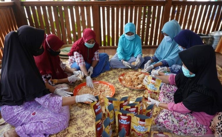 Kaum perempuan Desa Kulati, Kecamatan Tomia Tinur, Kabupaten Wakatobi, Sulawesi Tenggara mengembangkan usaha keripik ikan simba