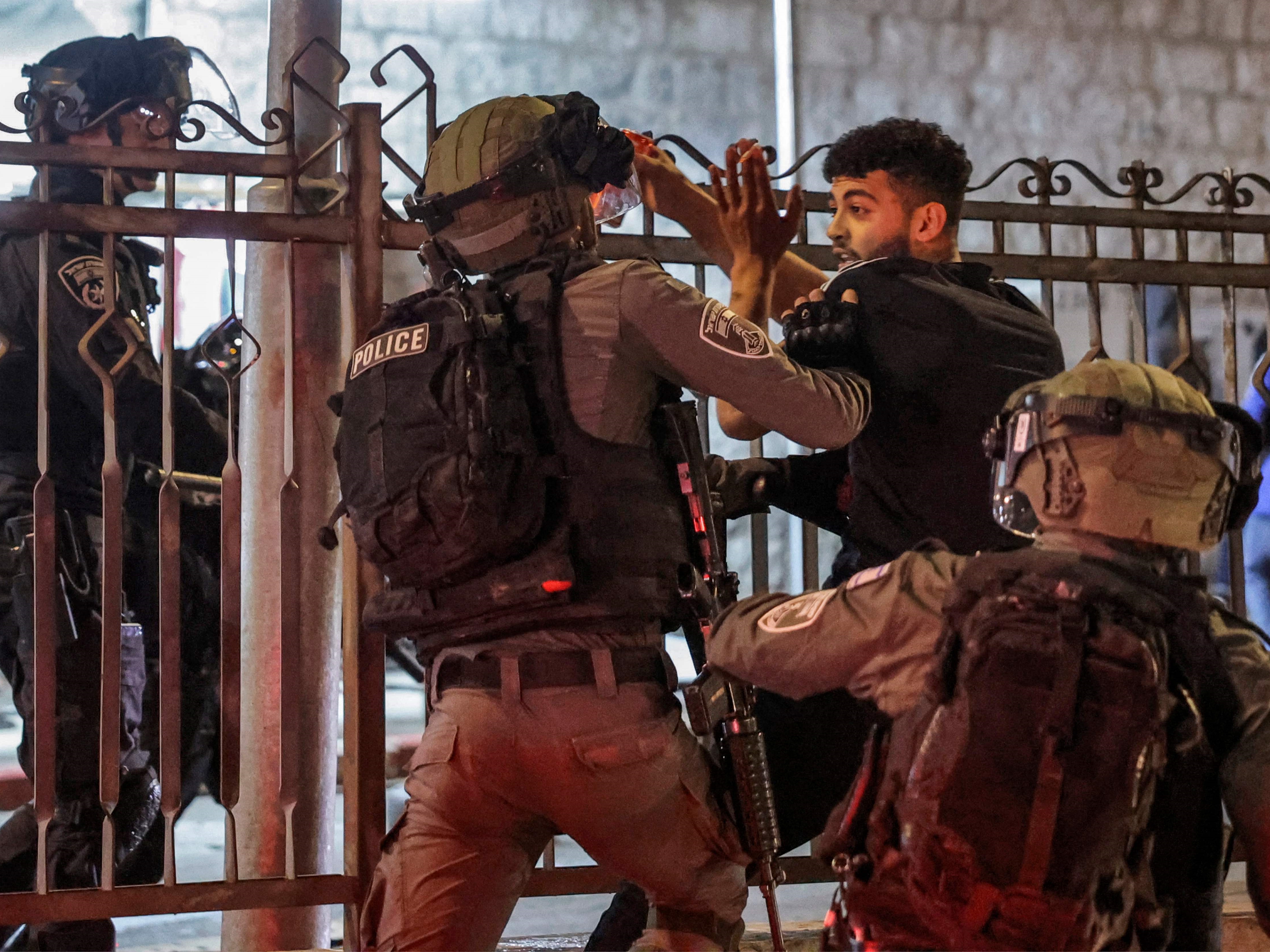 Penjaga perbatasan Israel bentrok dengan seorang warga Palestina di dekat Damaskus kota tua Jerusalem pada akhir 3 April 2022.