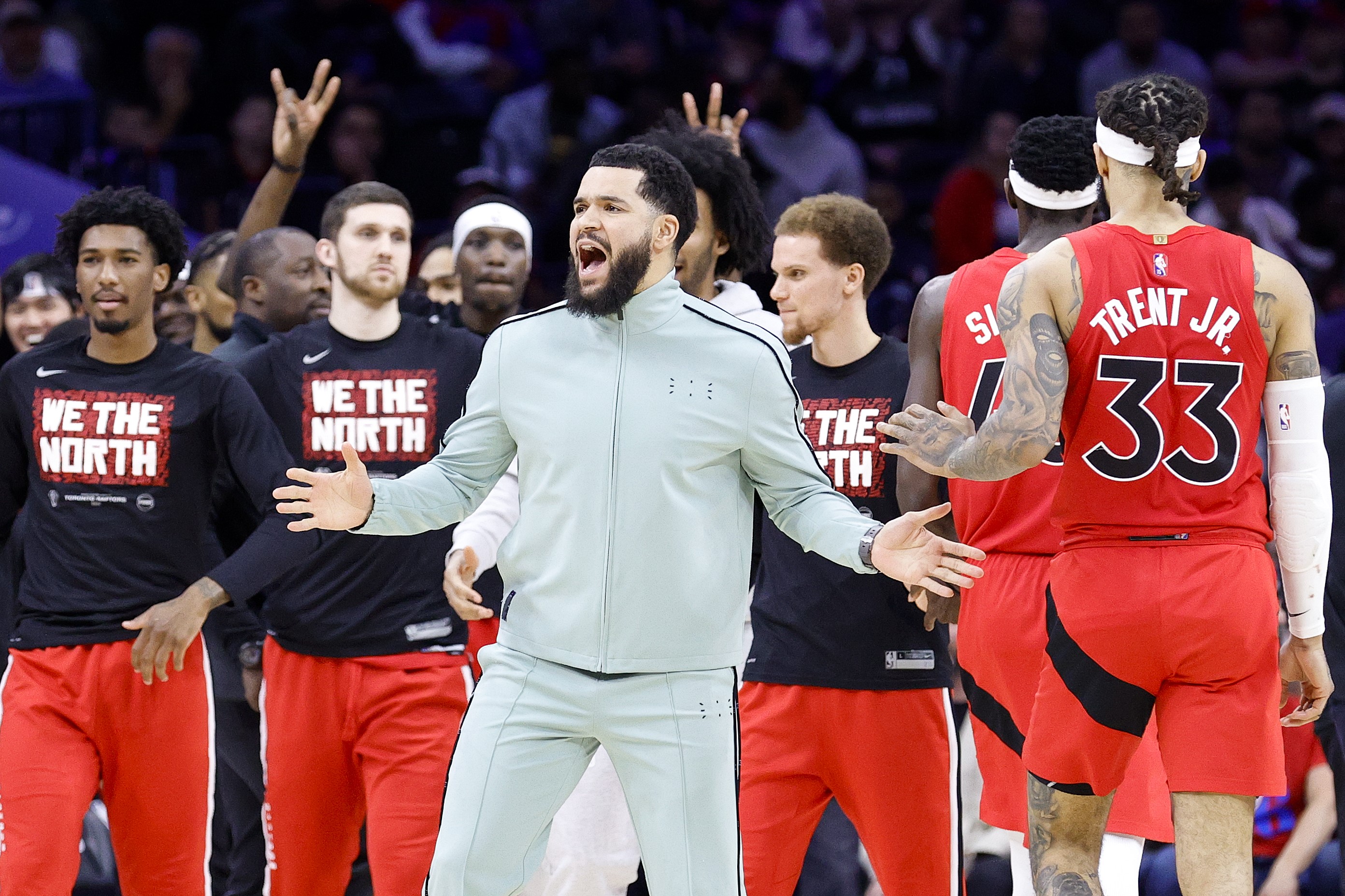 Bintang Toronto Raptors Fred VanVleet yang absen karena cedera melakukan selebrasi di kuarter keempat Gim 5 playoff NBA melawan Sixers.