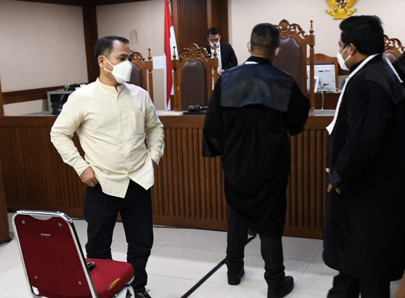 Terdakwa penyuap Bupati Langkat Terbit Perangin Angin, Muara Perangin Angin (kiri).