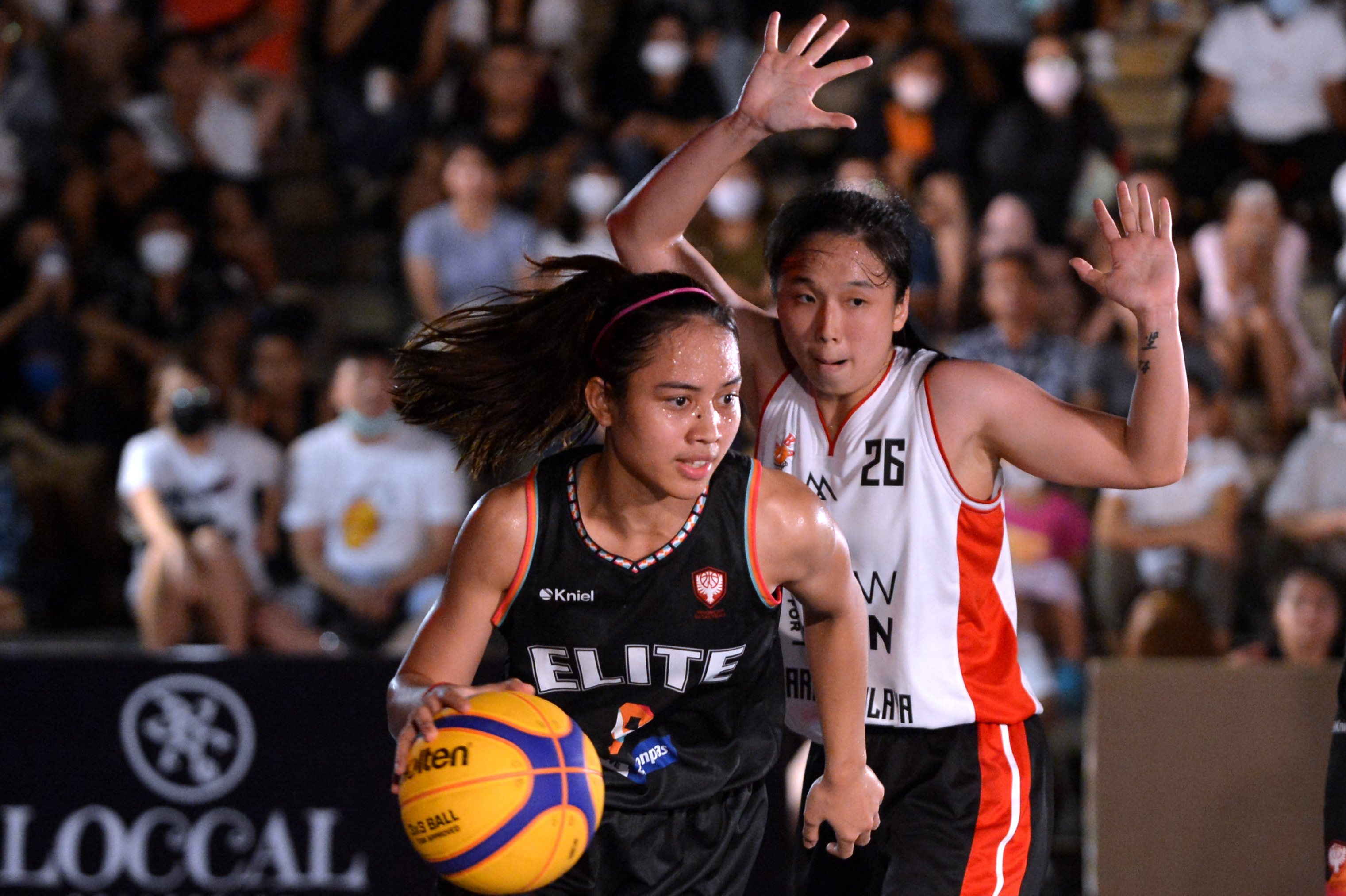 Pebasket tim Elite Indonesia Dewa Ayu Made Sriartha (kiri) berusaha melewati hadangan pebasket lawan.