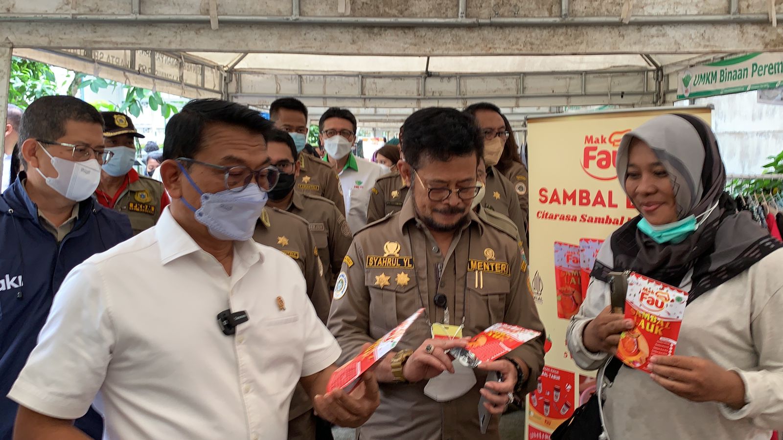 Ketua HKTI Moeldoko (kedua kiri) bersama Mentan  Syahrul Yasin Limpo (kedua kanan) di acara Gebyar Bazar Ramadhan di Agro Edu Wisata Ragunan
