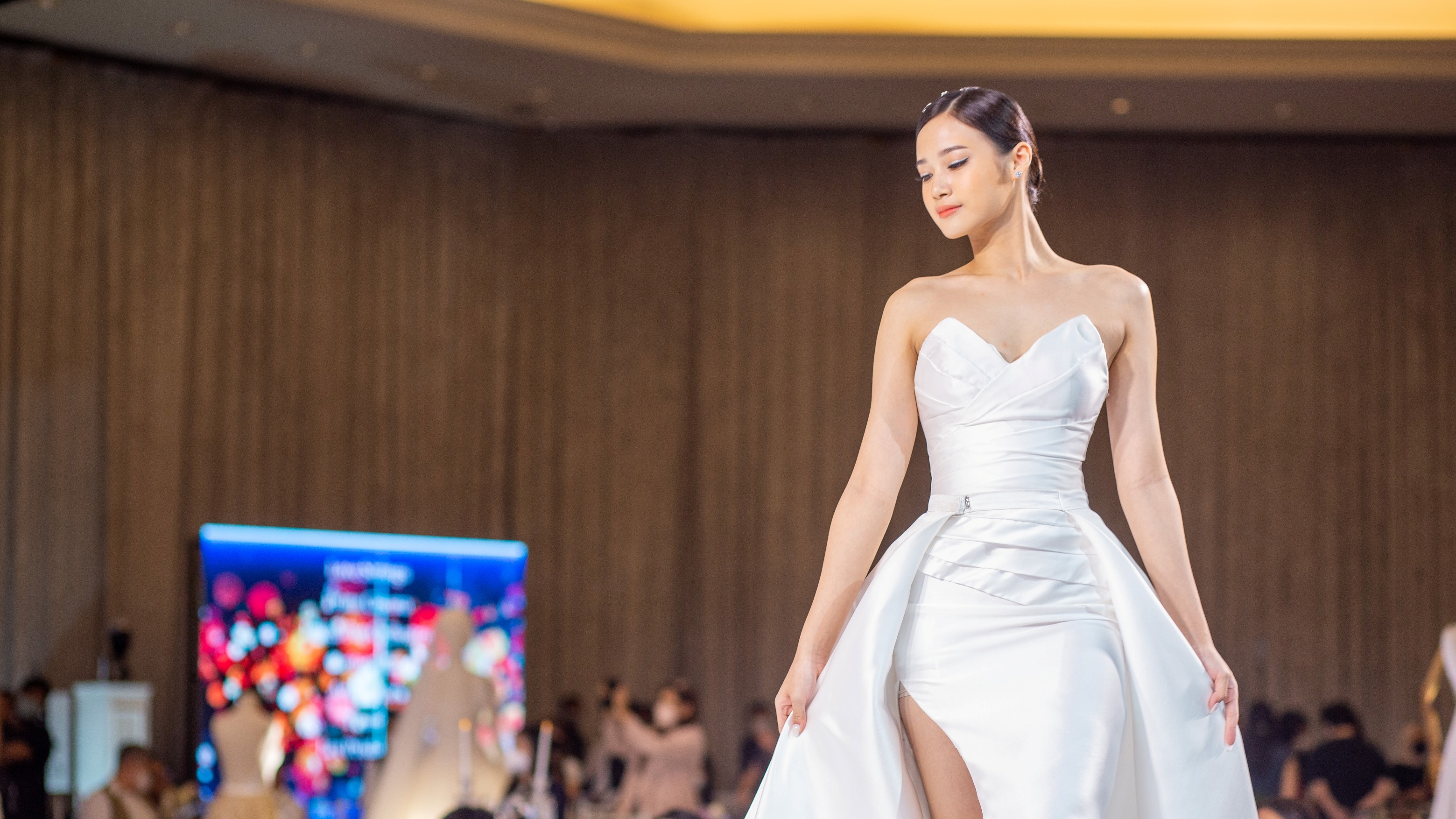 JW Marriott Hotel Surabaya membuat acara dan pameran pernikahan dengan tema 'Sweet Moments in Time'.