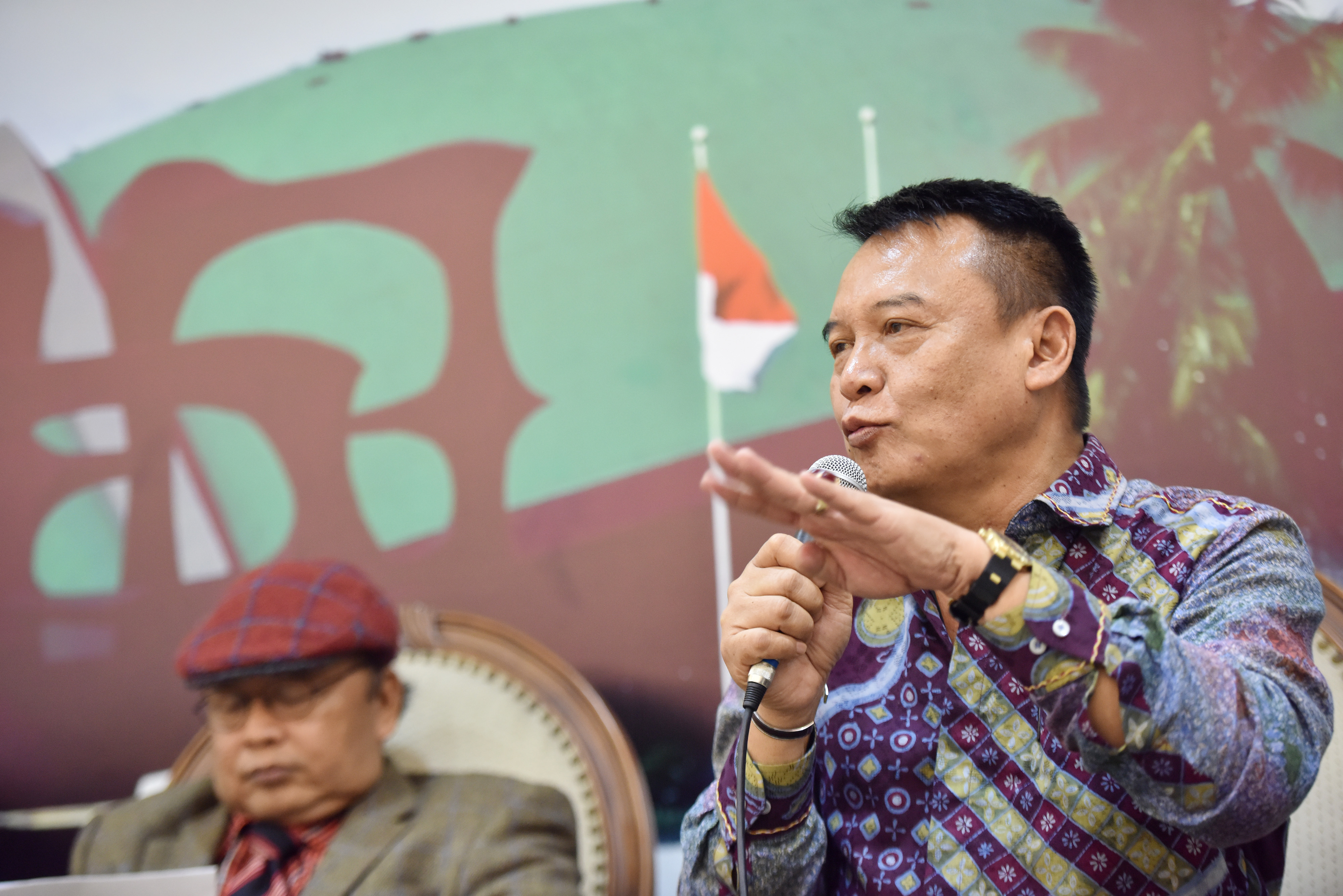 TB Hasanuddin (kanan) 