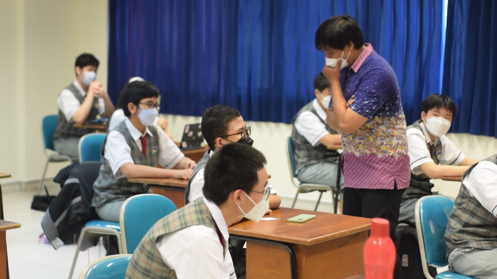 Seorang pengajar memberi pelajaran kepada para siswa di kelas di SLTAK Penabur Jakarta. 