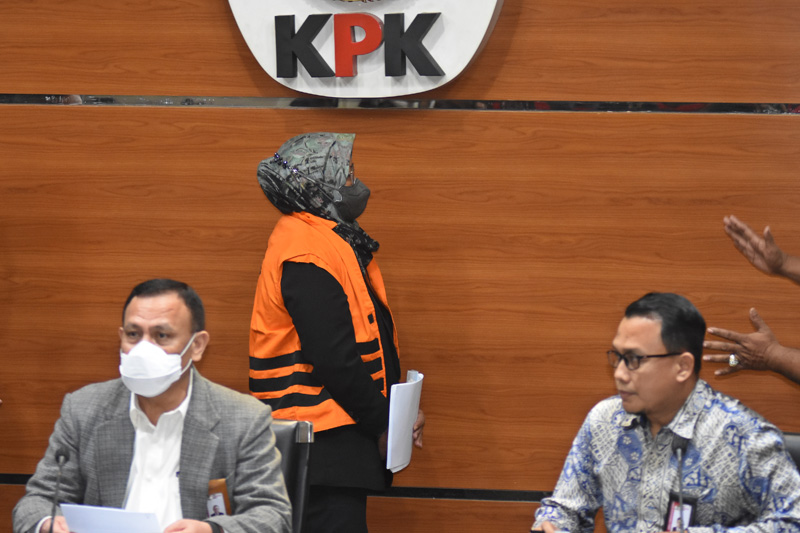 Ketua KPK Firli Bahuri (kiri) menghadirkan tersangka Bupati Kabupaten Bogor Ade Yasin (tengah) di Gedung KPK, Jakarta, Kamis (28/4).