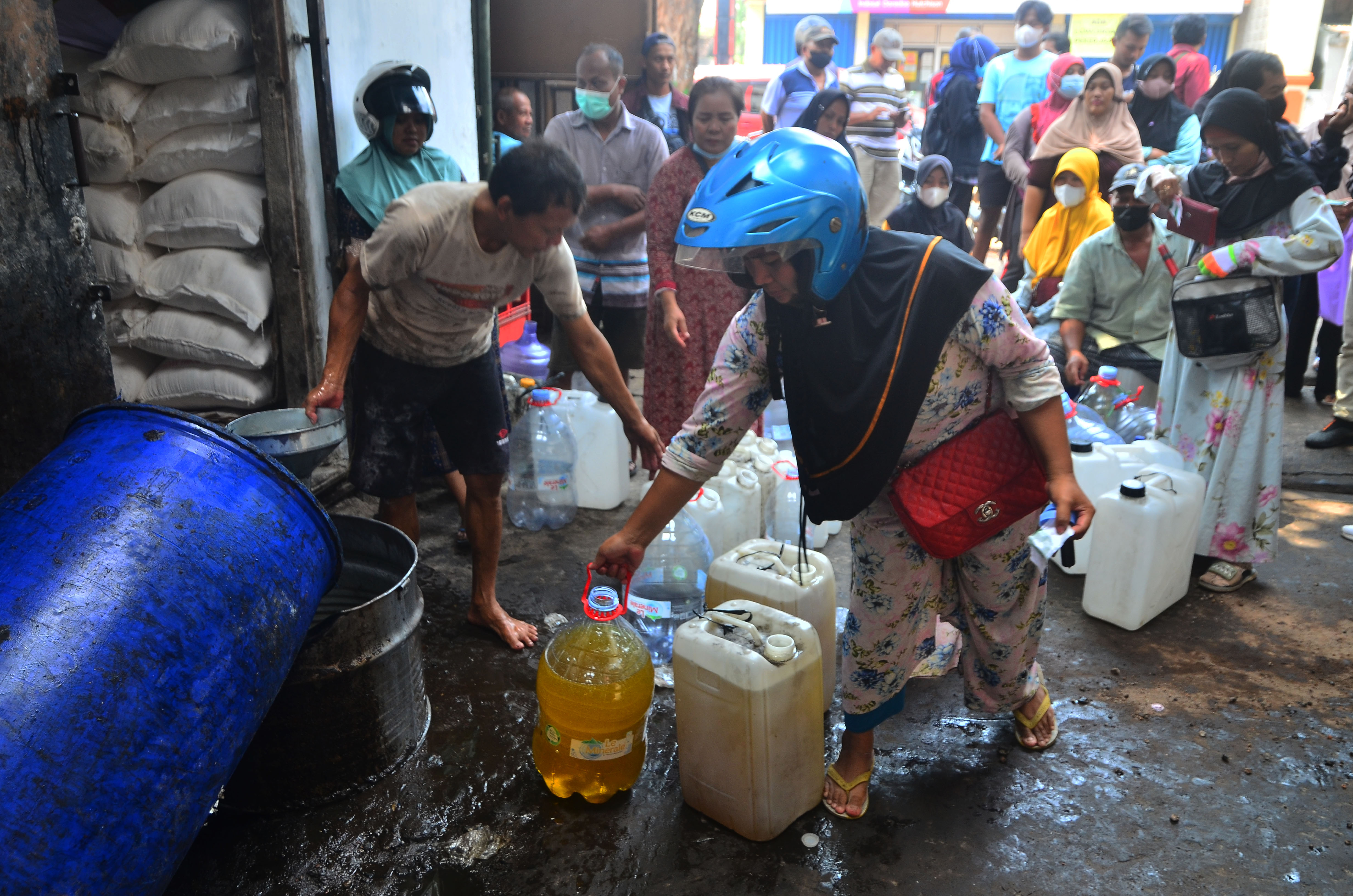 Warga antre untuk membeli minyak goreng curah di salah satu distributor di Desa Mlati Lor, Kudus, Jawa Tengah, Rabu (13/4/2022)