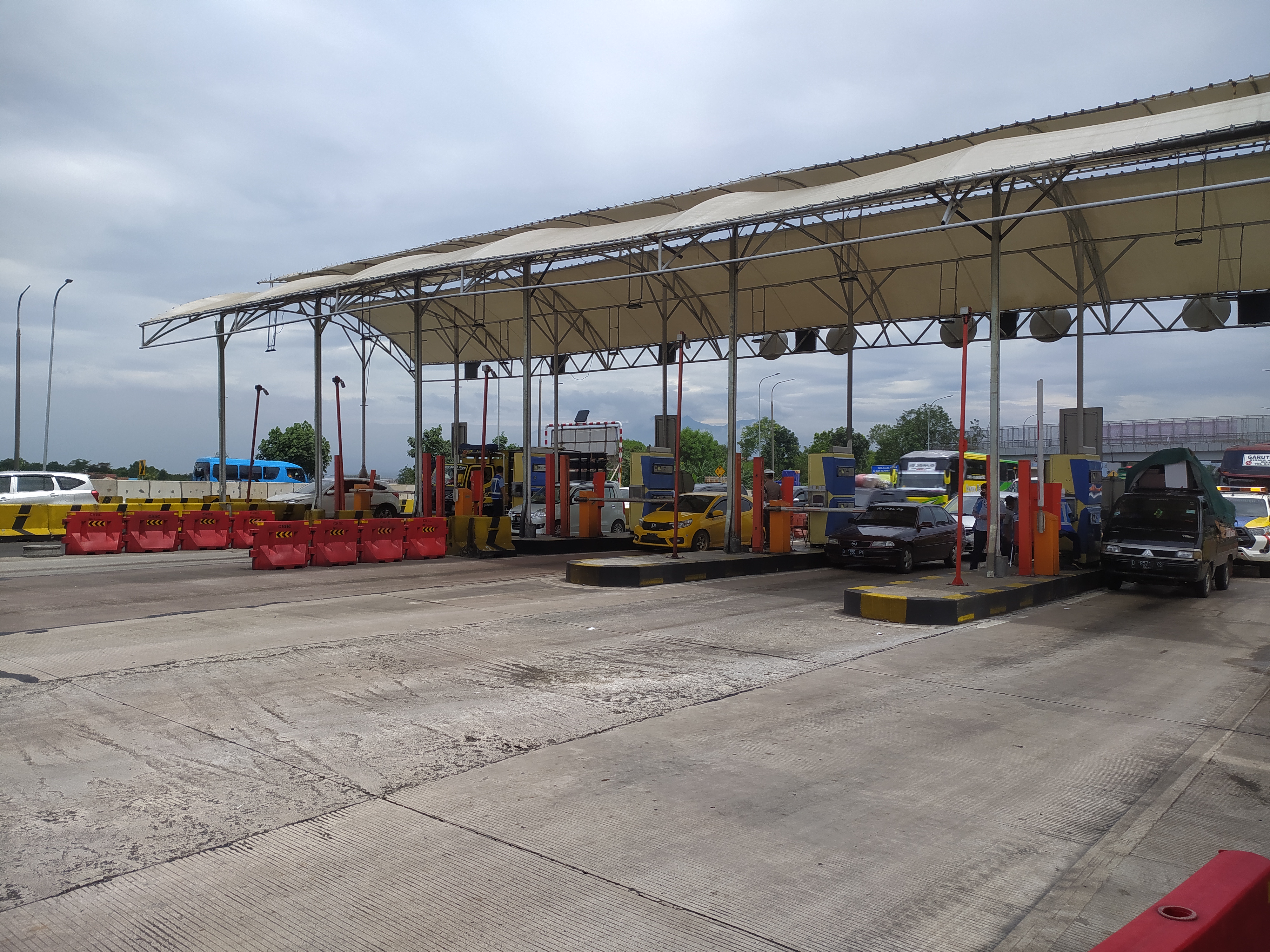 Kendaraan di pintu keluar Tol Cileunyi, Bandung, terlihat masih lengang, Kamis (28/4) siang