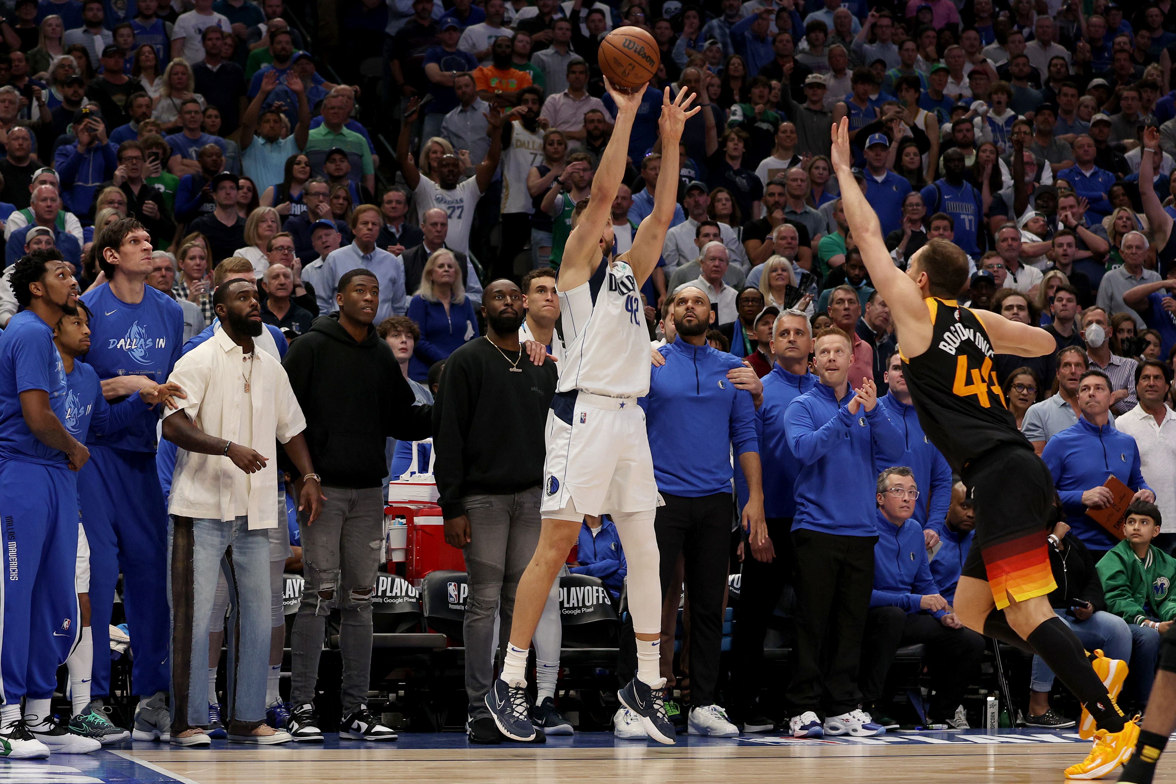 Pemain Dallas Mavericks Maxi Kleber melepaskan tembakan tiga angka dalam Gim 2 putaran pertama playoff NBA melawan Utah Jazz.