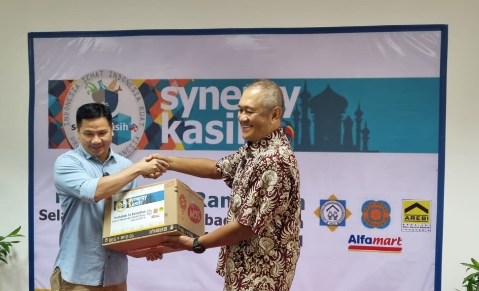 Founder Synergi Andreas Nawawi saat memberikan bingkisan Lebaran kepada perwakilan yayasan sosial. 