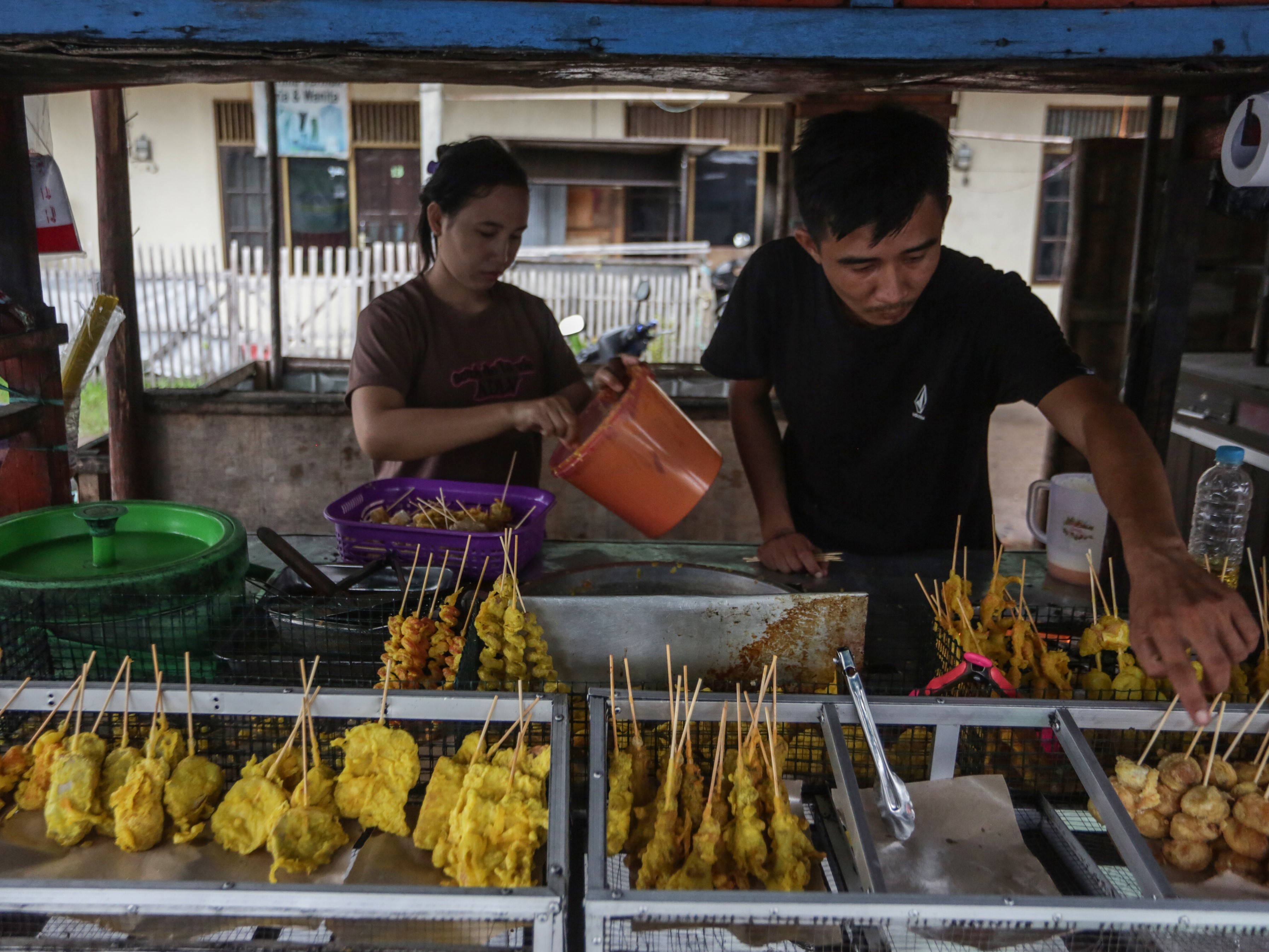 Pedagang menyiapkan makanan gorengan pada lapak dagangannya di Jalan Sisingamangaraja, Palangkaraya, Kalimantan Tengah, Sabtu (2/4/2022). 