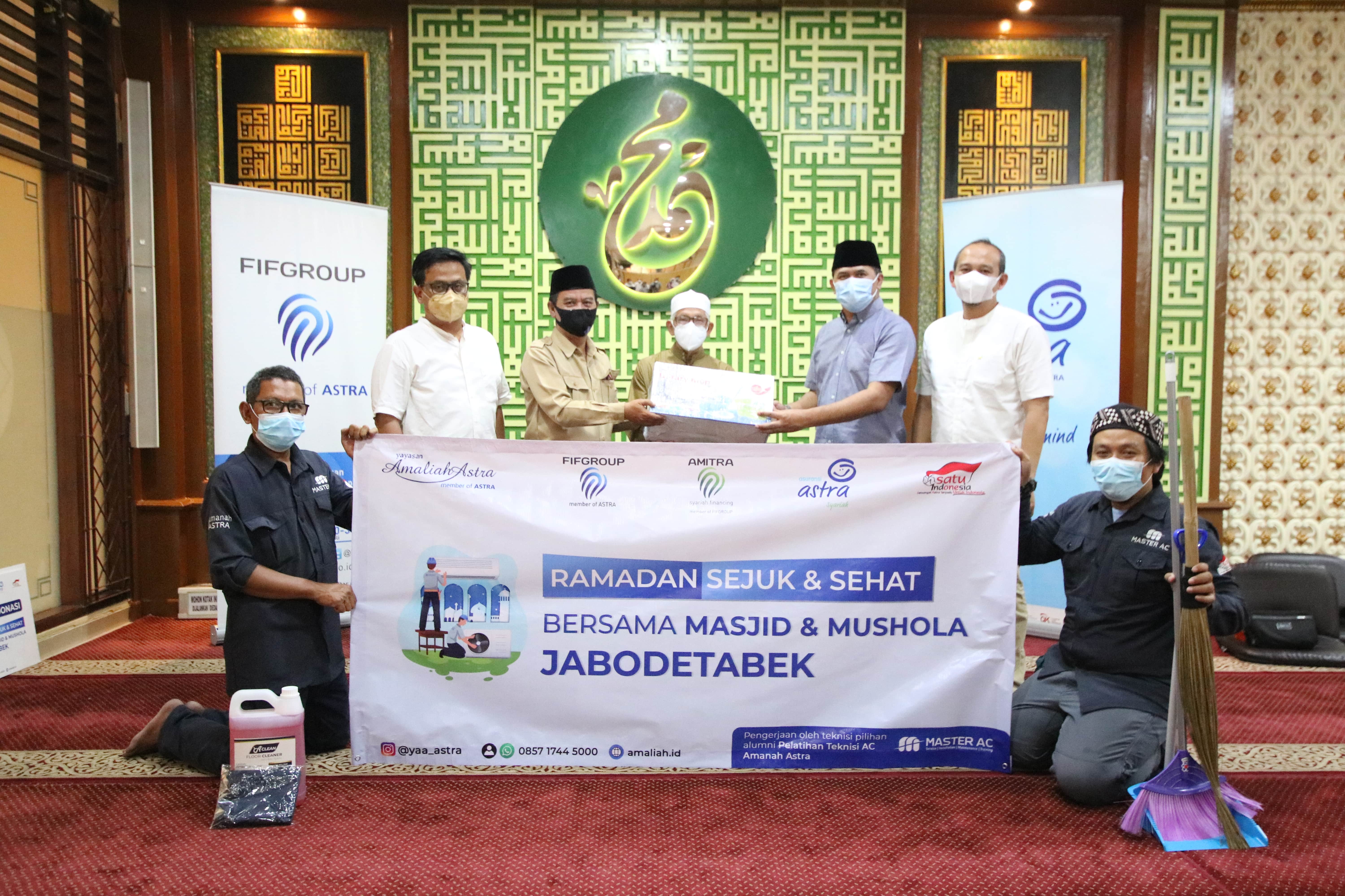 Penyerahan bantuan alat kebersihan untuk masjid oleh Yayasan Amaliah Astra, FIFGROUP dan Asuransi Astra Syariah.