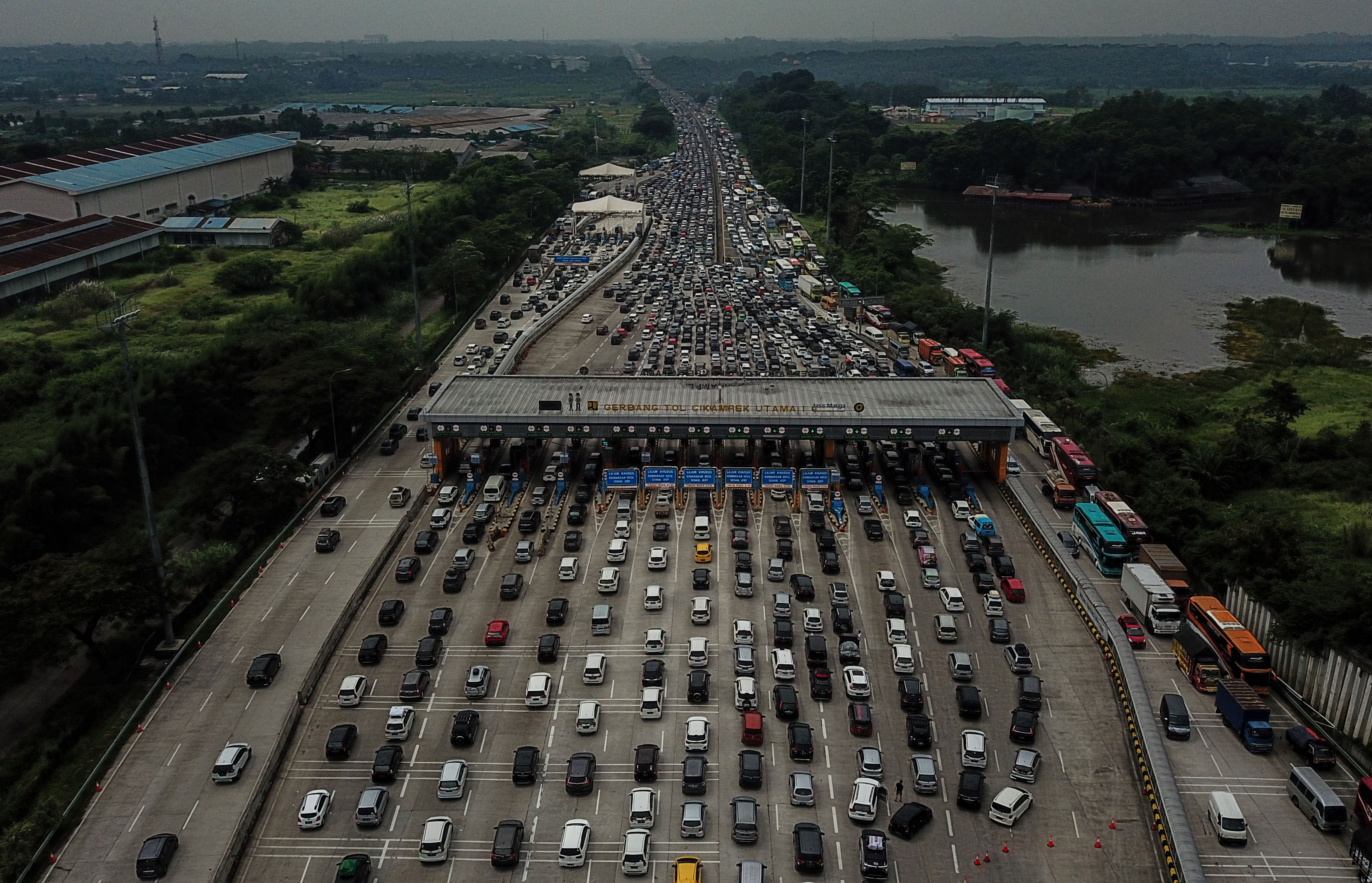 Ribuan kendaraan antre melewati pintu tol Cikampek Utama.